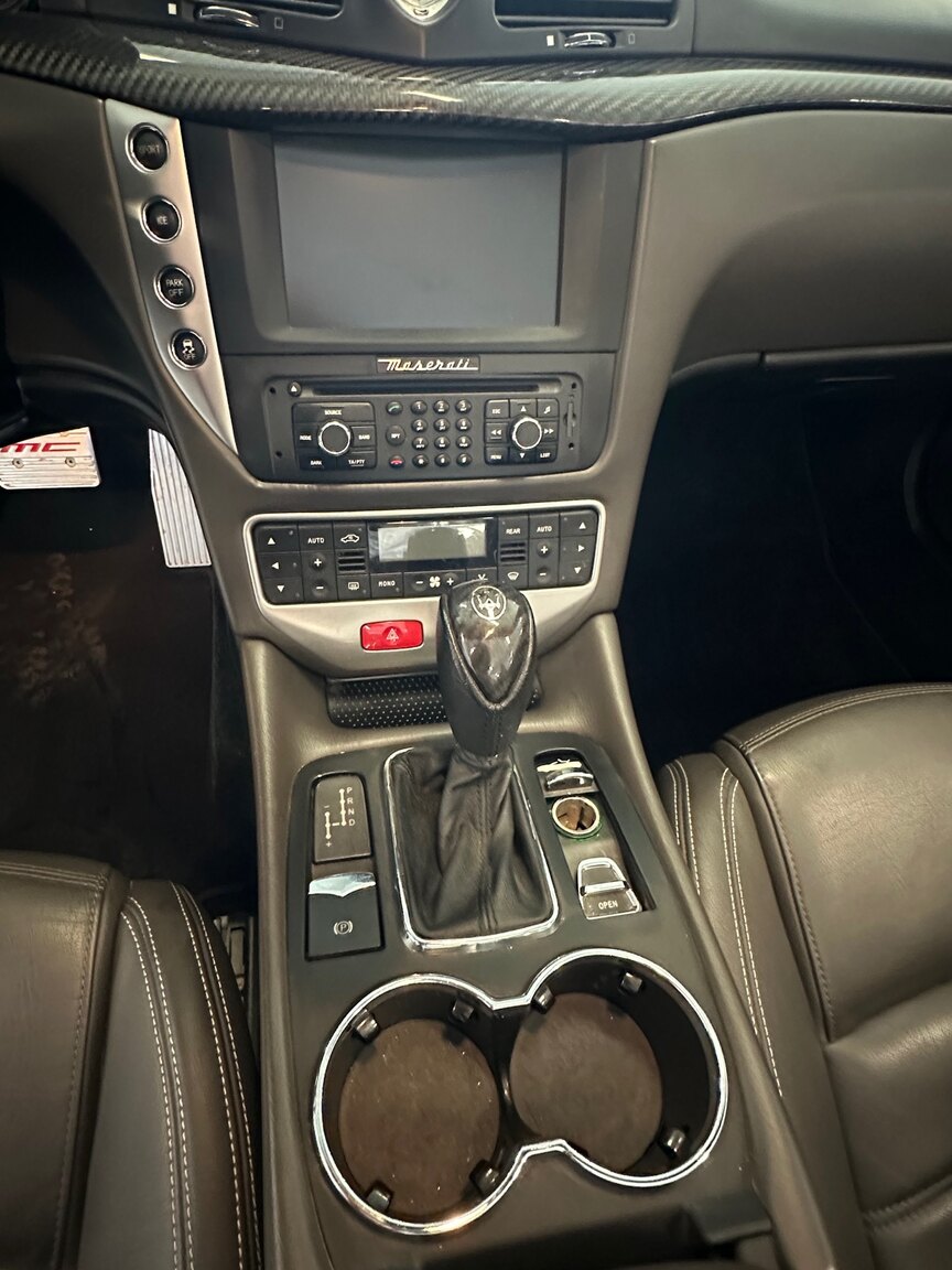 Interiörbild 2016 Maserati Grancabrio (8)