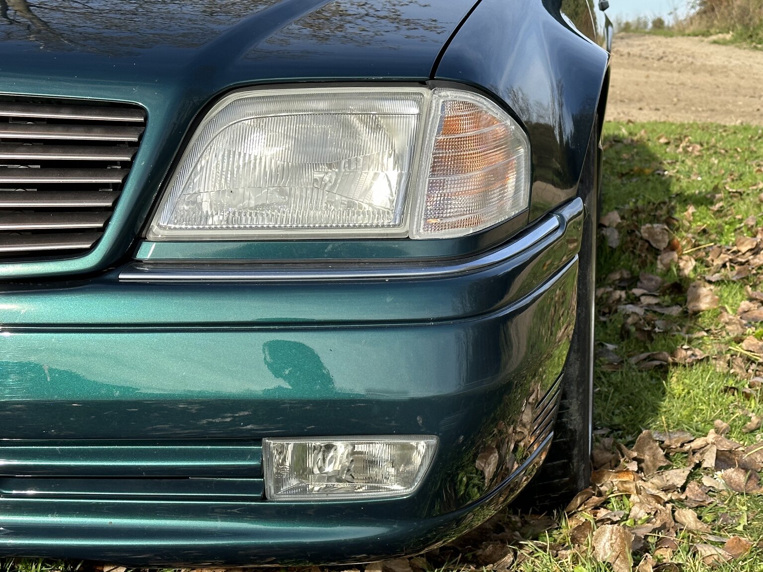 Exterior image of 1995 Mercedes-Benz SL 500 (40)