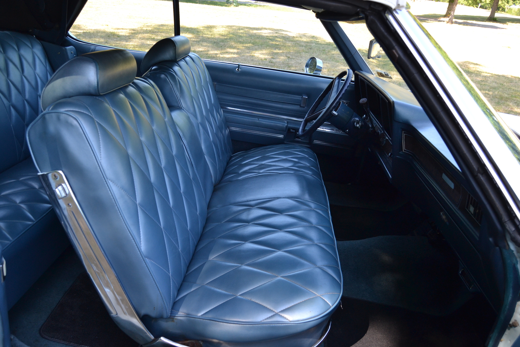 Interior image of 1970 Oldsmobile Ninety eight Convertible (5)