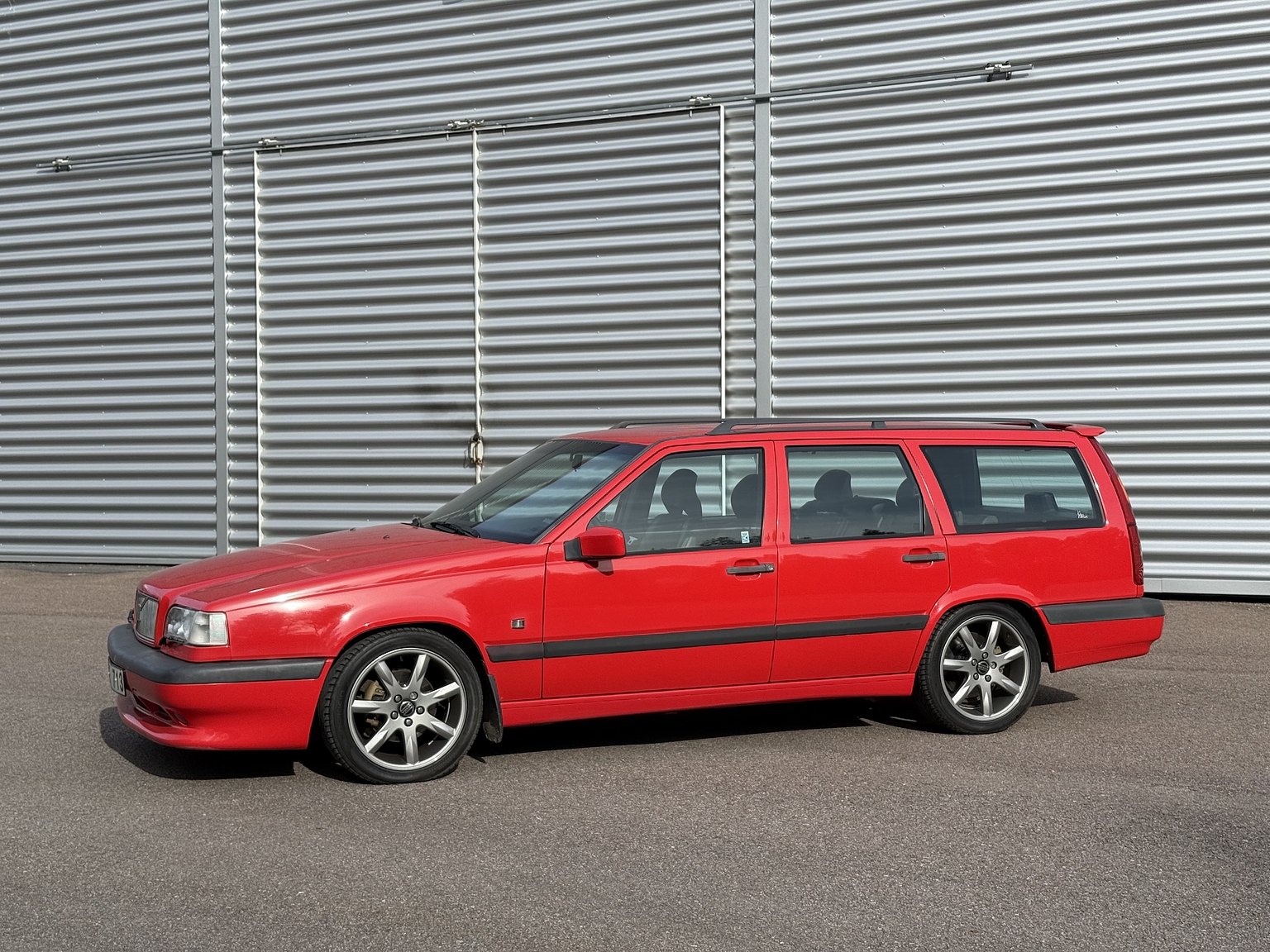 Exterior image of 1997 Volvo 850 R Kombi