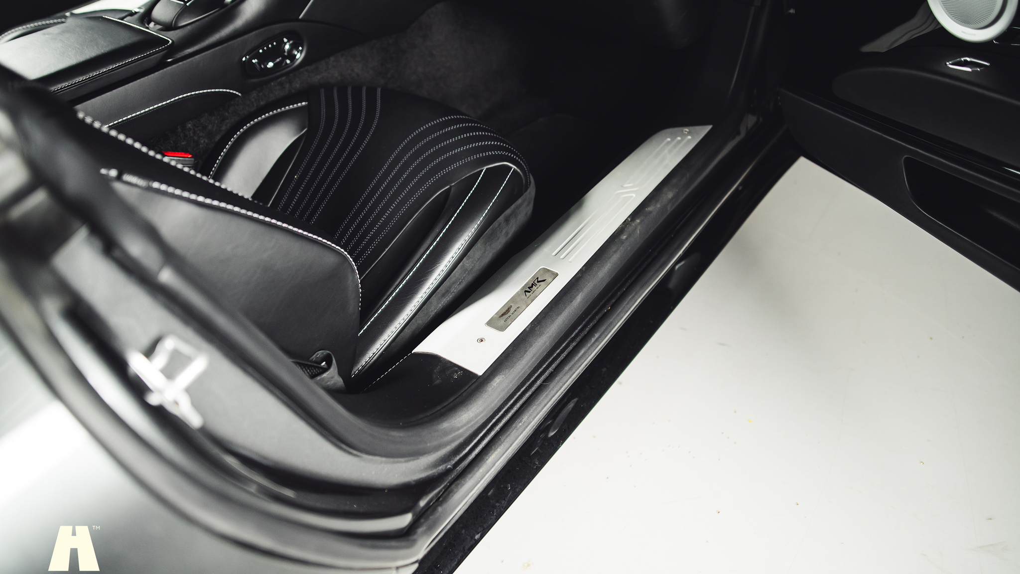 Interiörbild 2019 Aston Martin DB11 AMR (17)