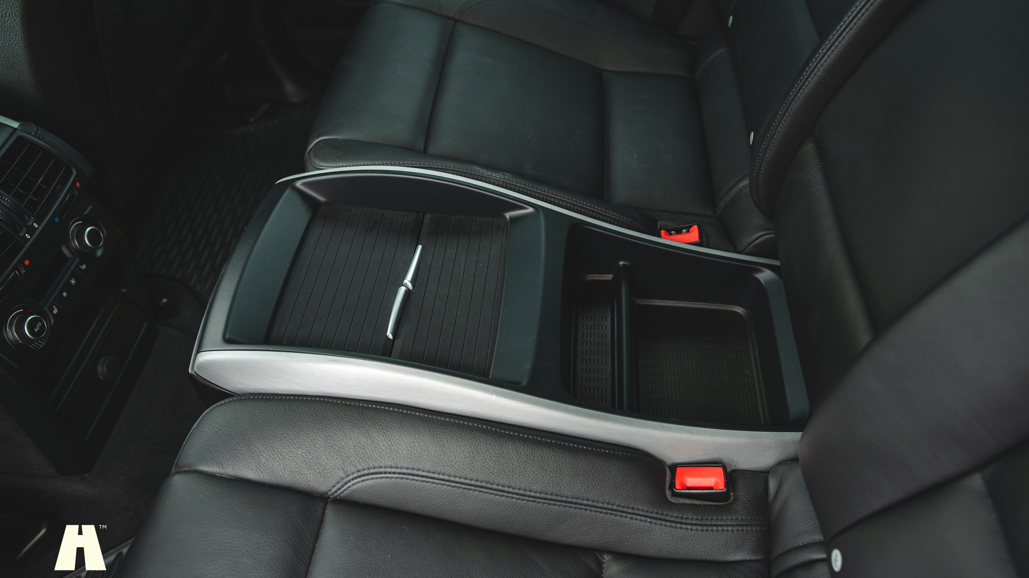 Interior image of 2010 BMW X6 M Ferrita 555HK (37)