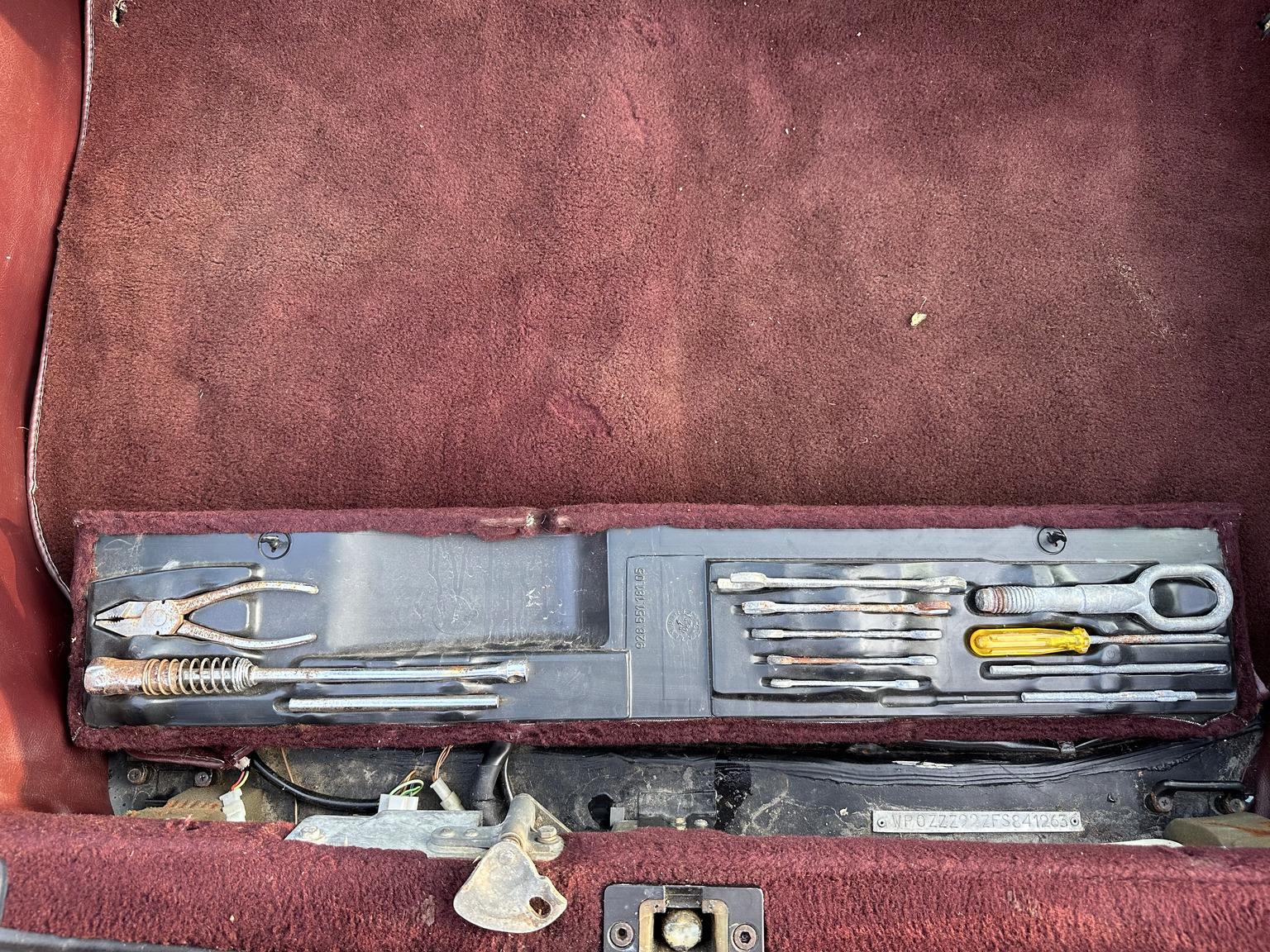 Interior image of 1985 Porsche 928 (59)