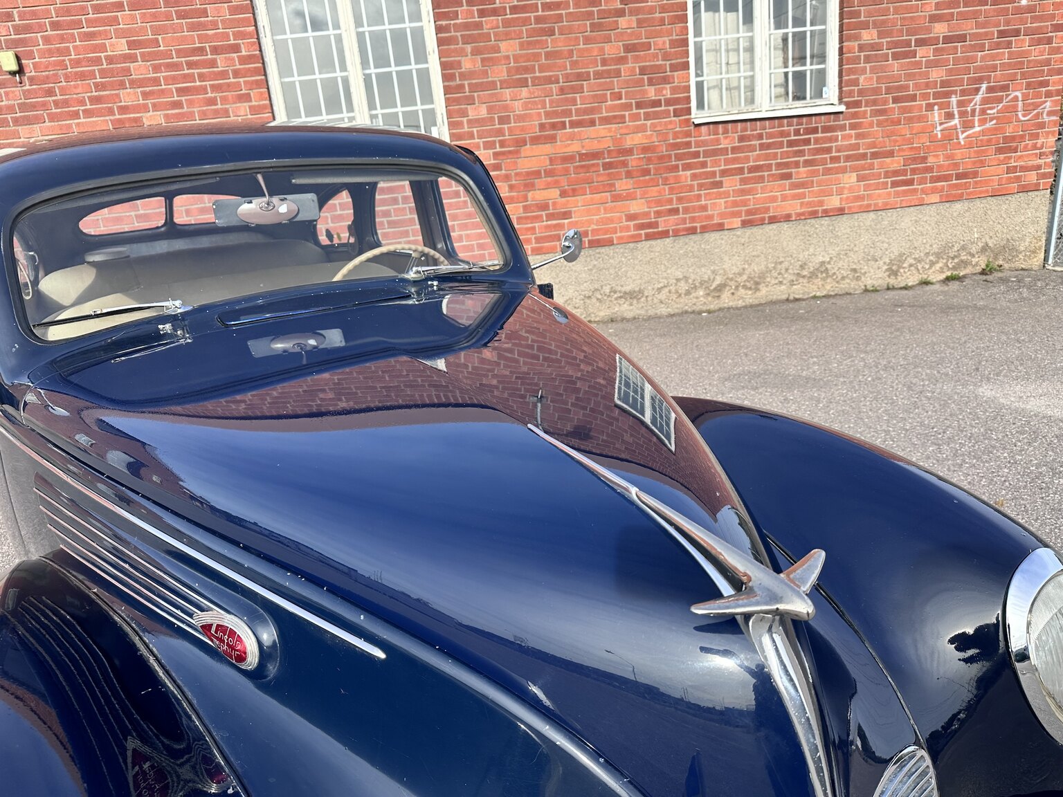 Exterior image of 1938 Lincoln Zephyr Sedan V12