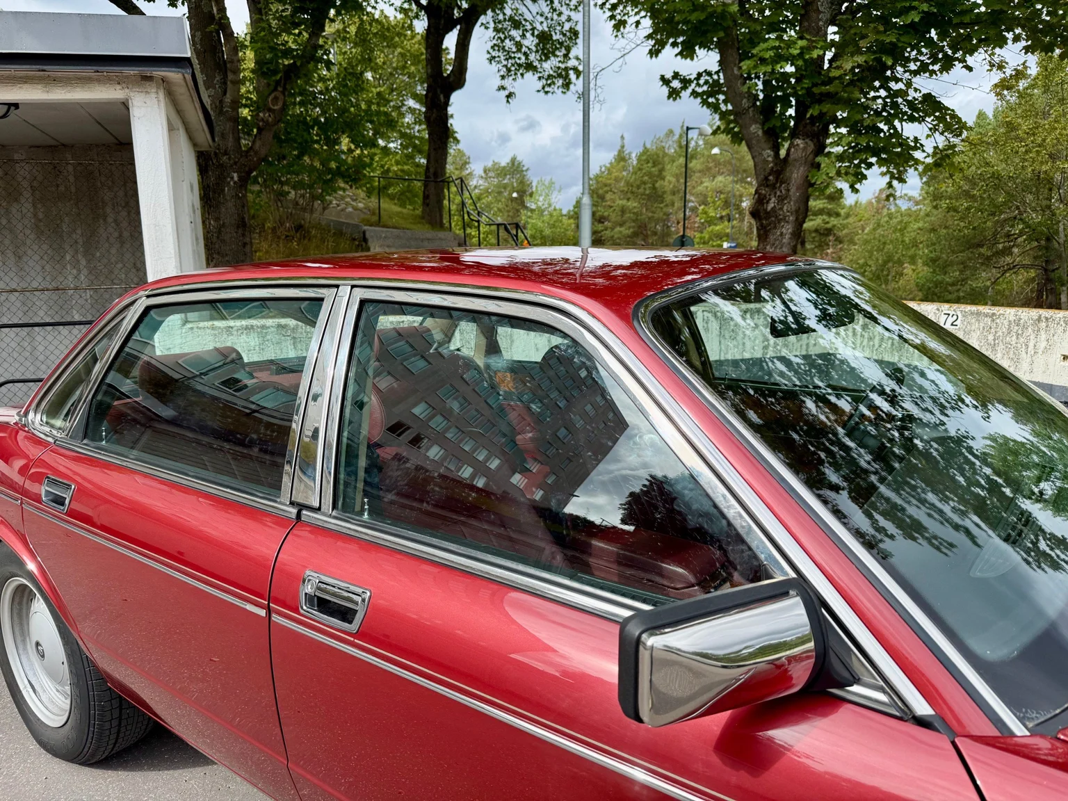 Exterior image of 1988 Daimler Six (37)
