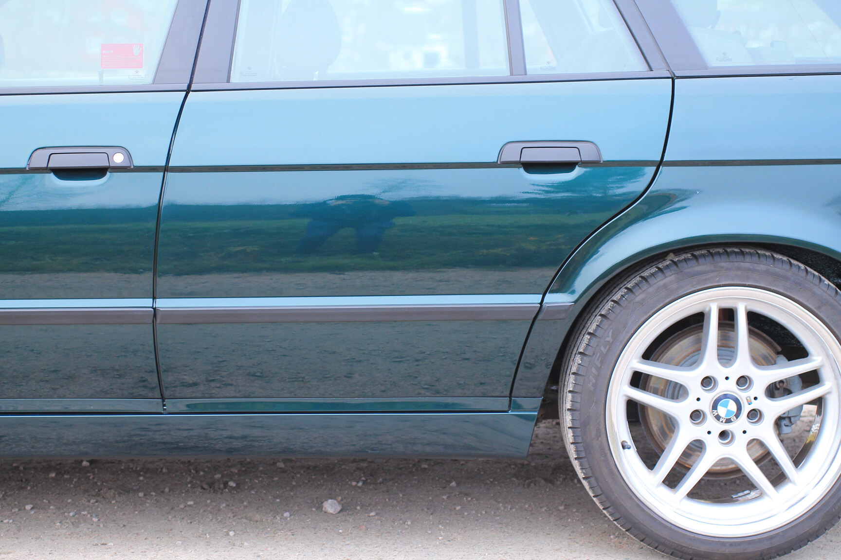 Exterior image of 1996 BMW 520i Touring
