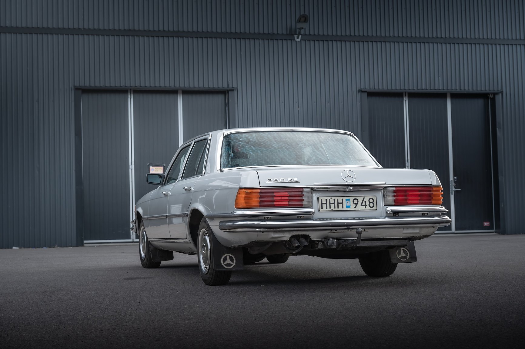 Exterior image of 1975 Mercedes-Benz 280 SE 