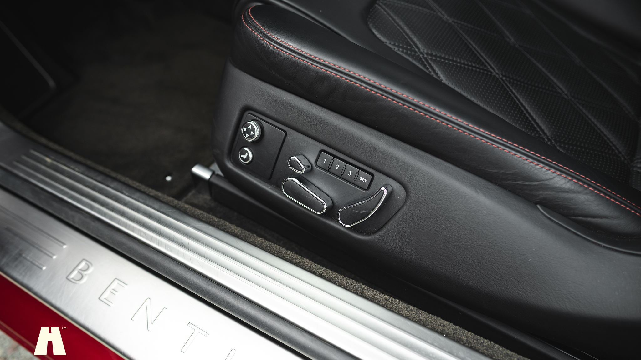 Innenraumfoto von 2013 Bentley Continental GT V8 (39)