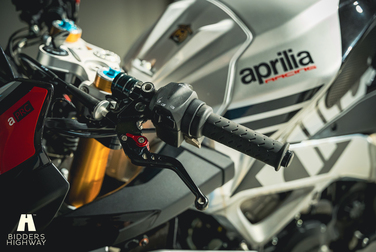 Exteriörbild på 2016 Aprilia Tuono V4 Factory