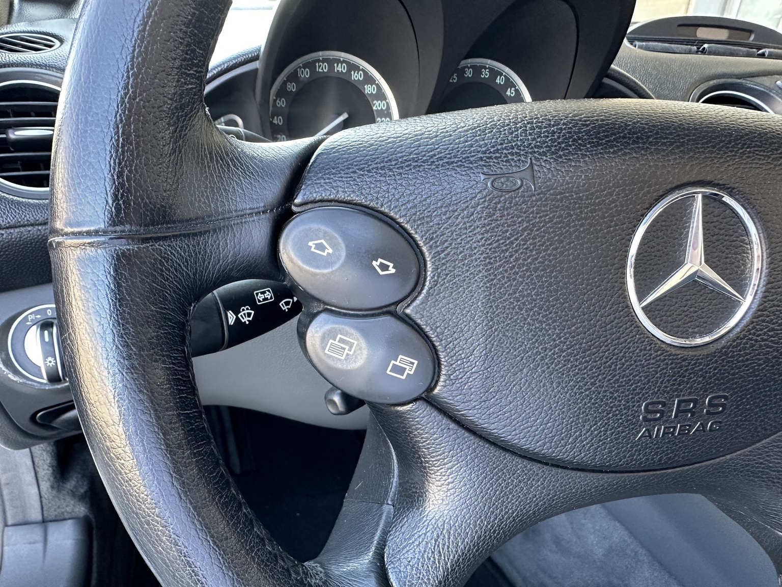 Innenraumfoto von 2002 Mercedes SL 500 (18)