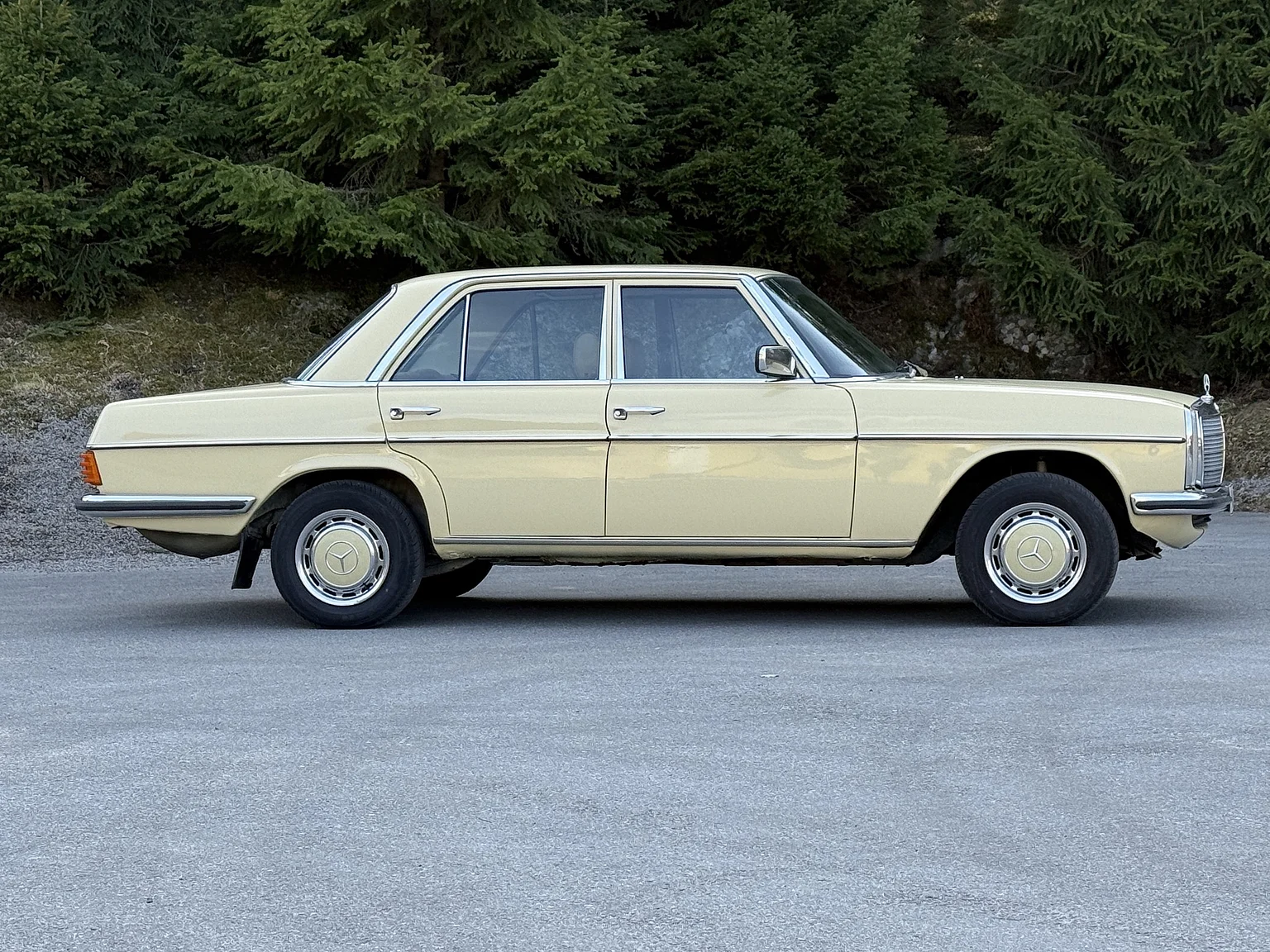 Exterior image of 1974 Mercedes-Benz 230 Automatic (9)