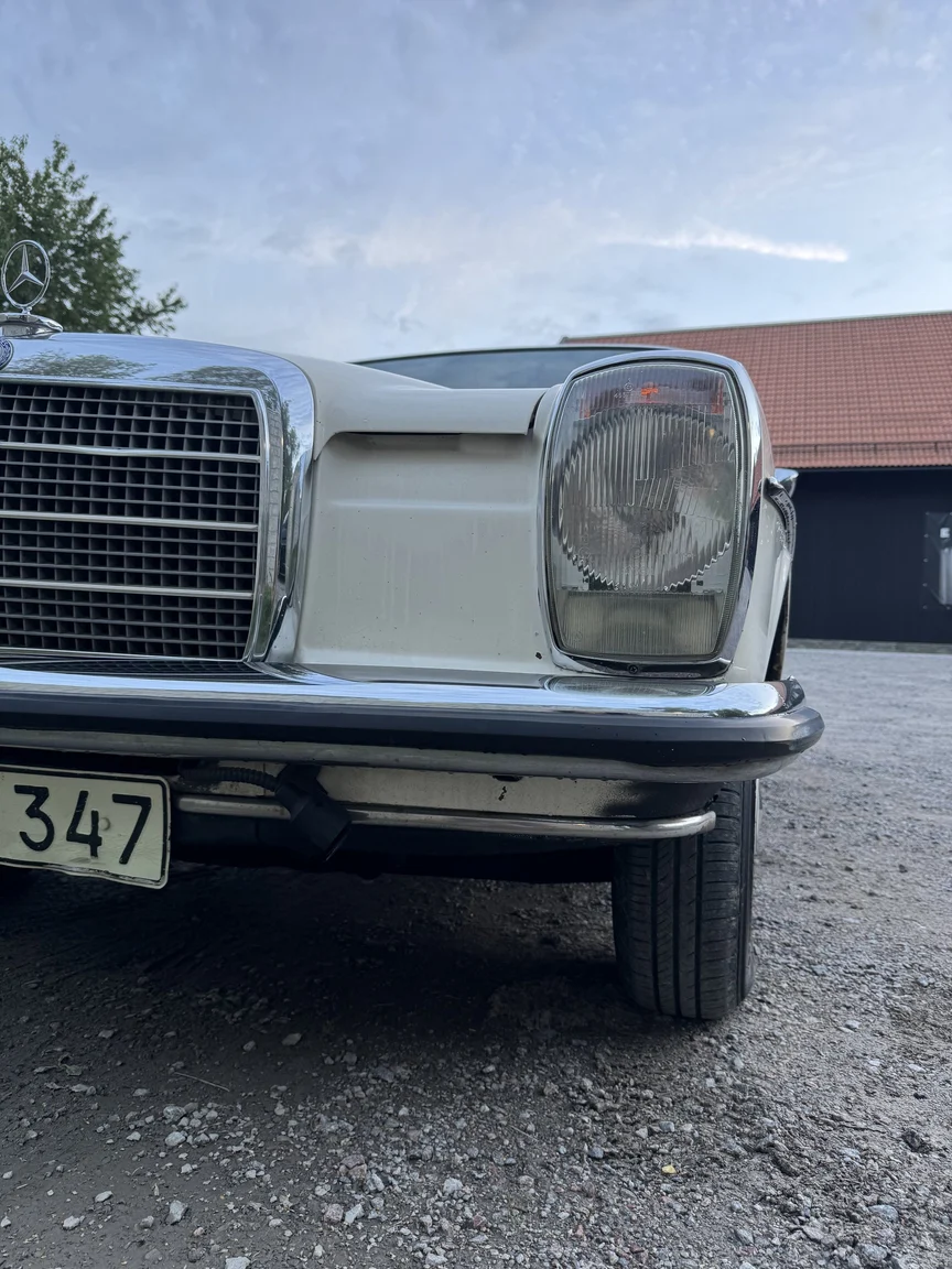 Exterior image of 1972 Mercedes-Benz 200 (39)