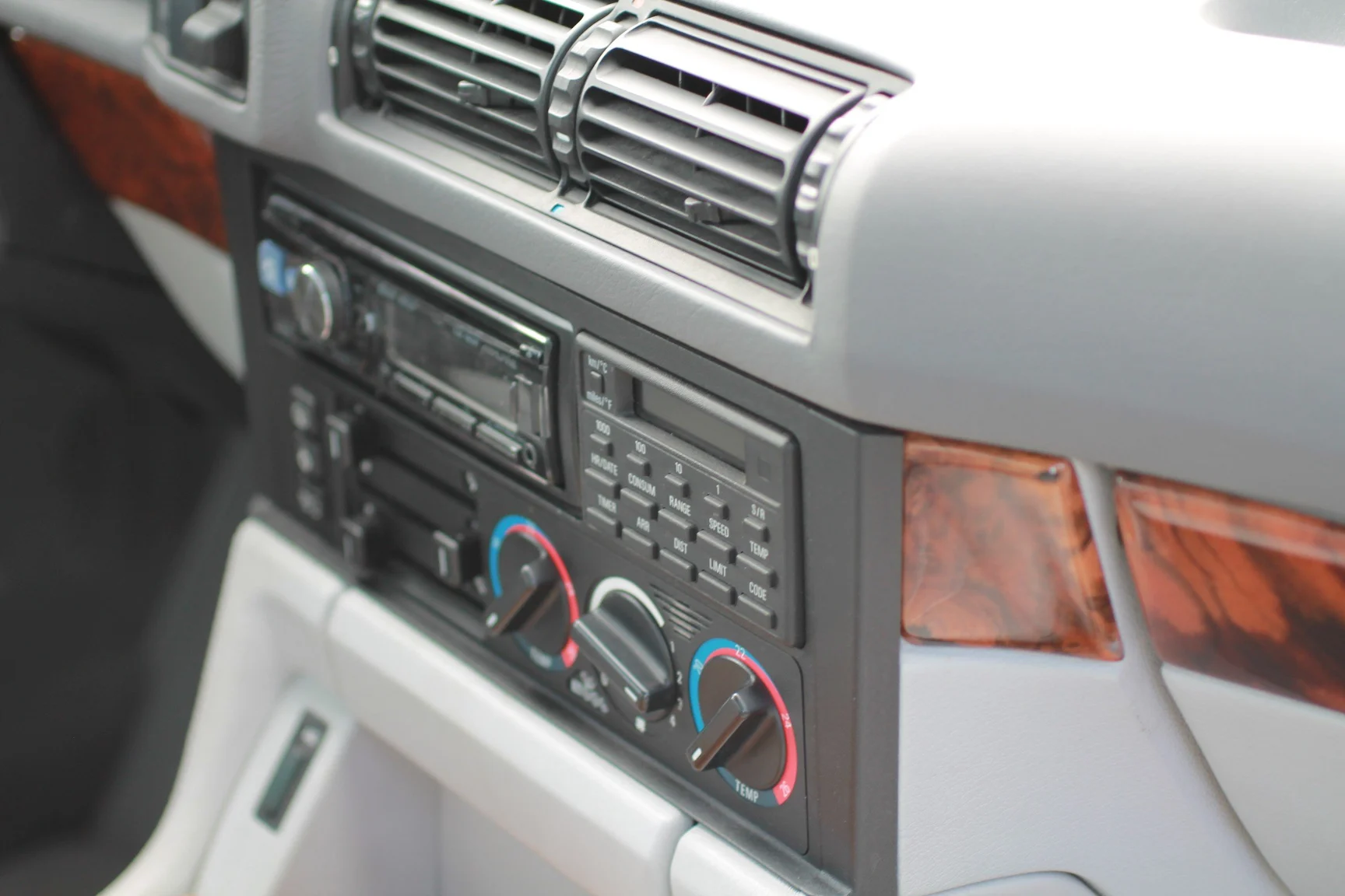Innenraumfoto von 1993 BMW 540i Sedan (38)