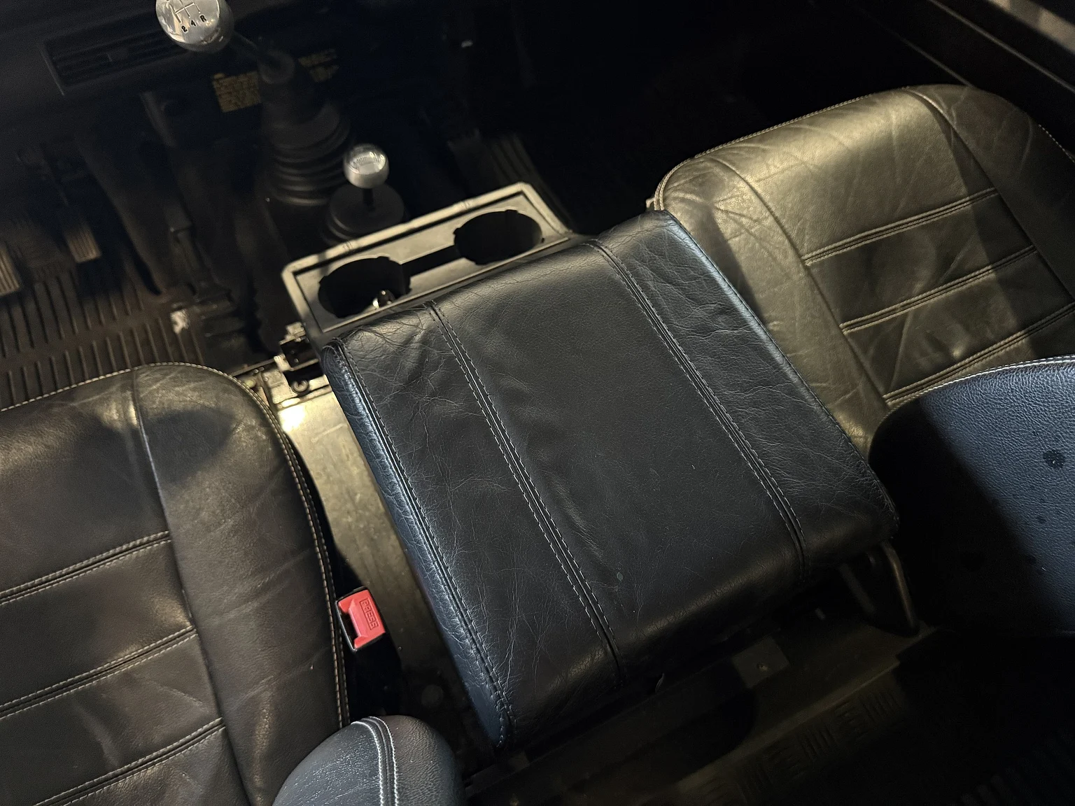 Innenraumfoto von 2000 Land Rover Defender 110 Tomb Raider (14)