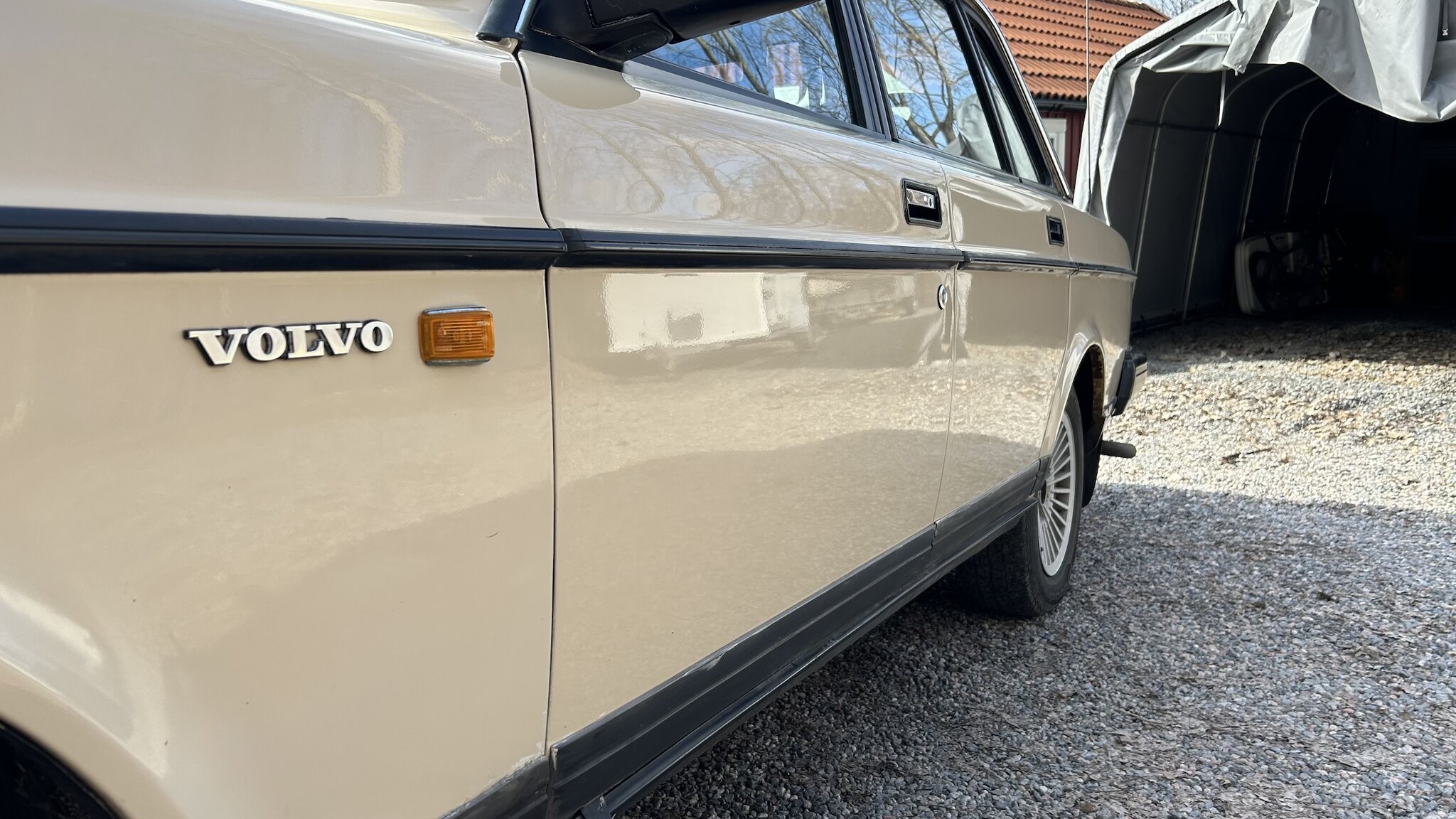 Exterior image of 1987 Volvo 244