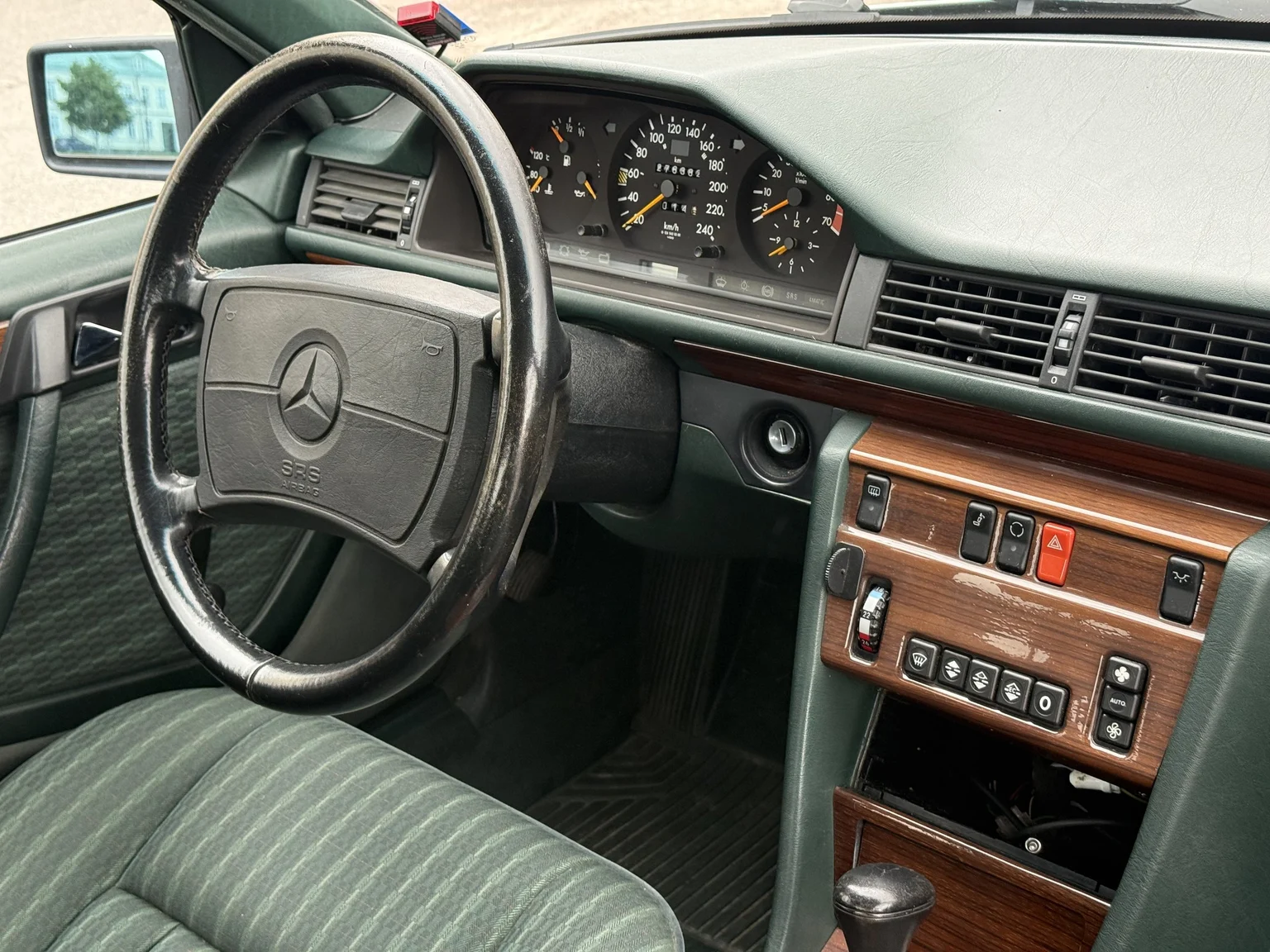 Innenraumfoto von 1991 Mercedes-Benz 300 E 4MATIC (37)
