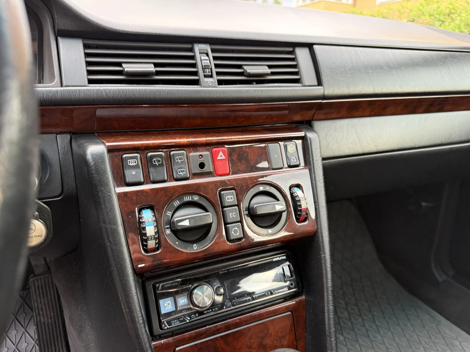 Interior image of 1994 Mercedes-Benz E 320 T (21)