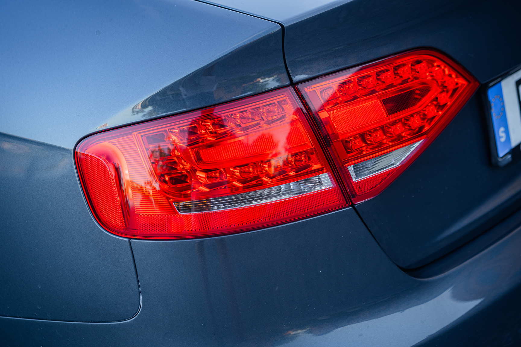 Exterior image of 2011 Audi S4 (26)