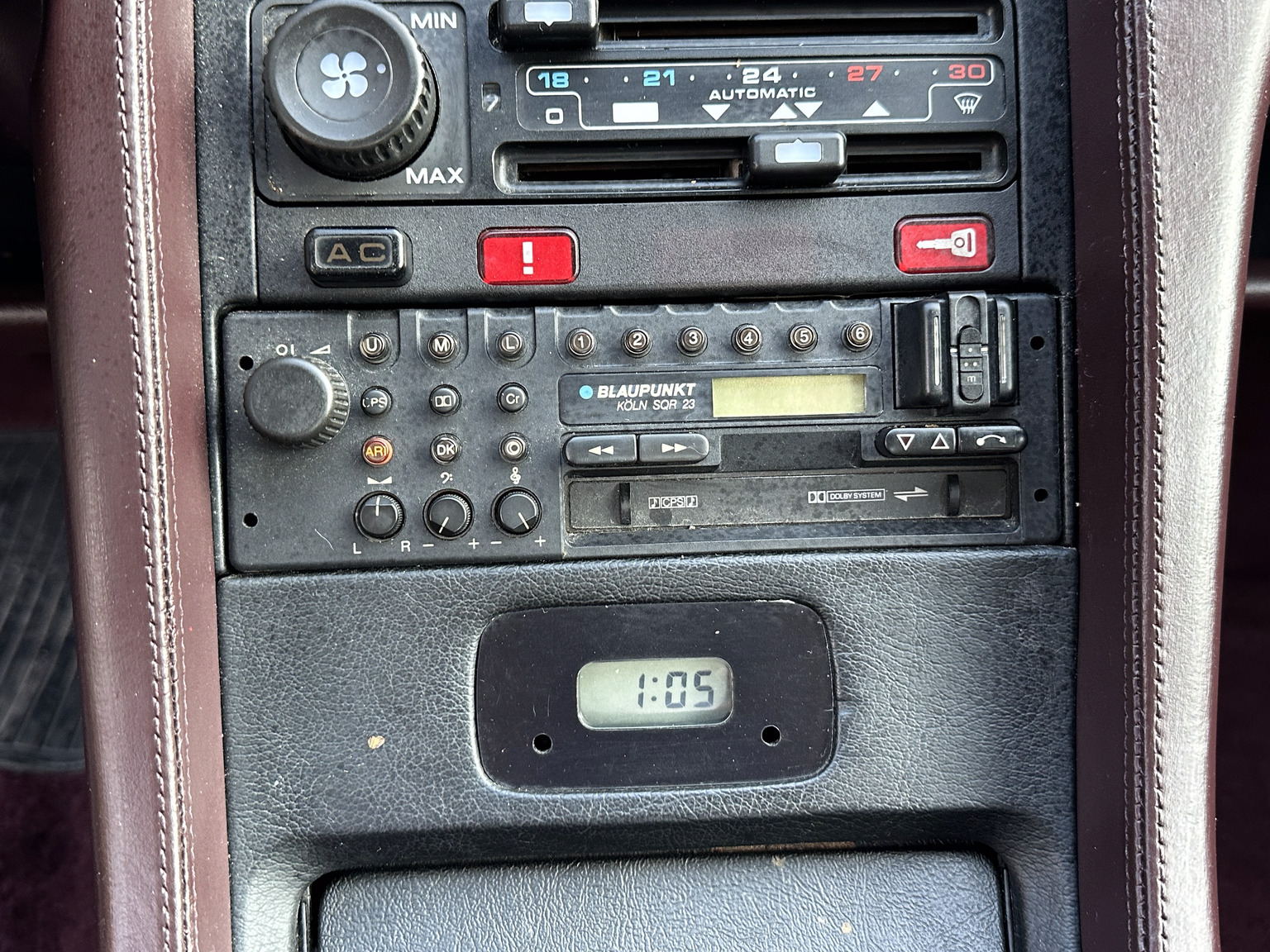 Interior image of 1985 Porsche 928 (15)