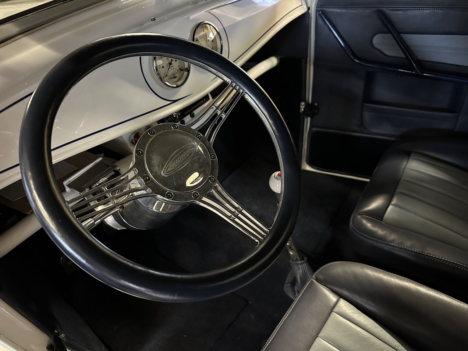 Interiörbild 1932 Custom Ford Rod White Ice