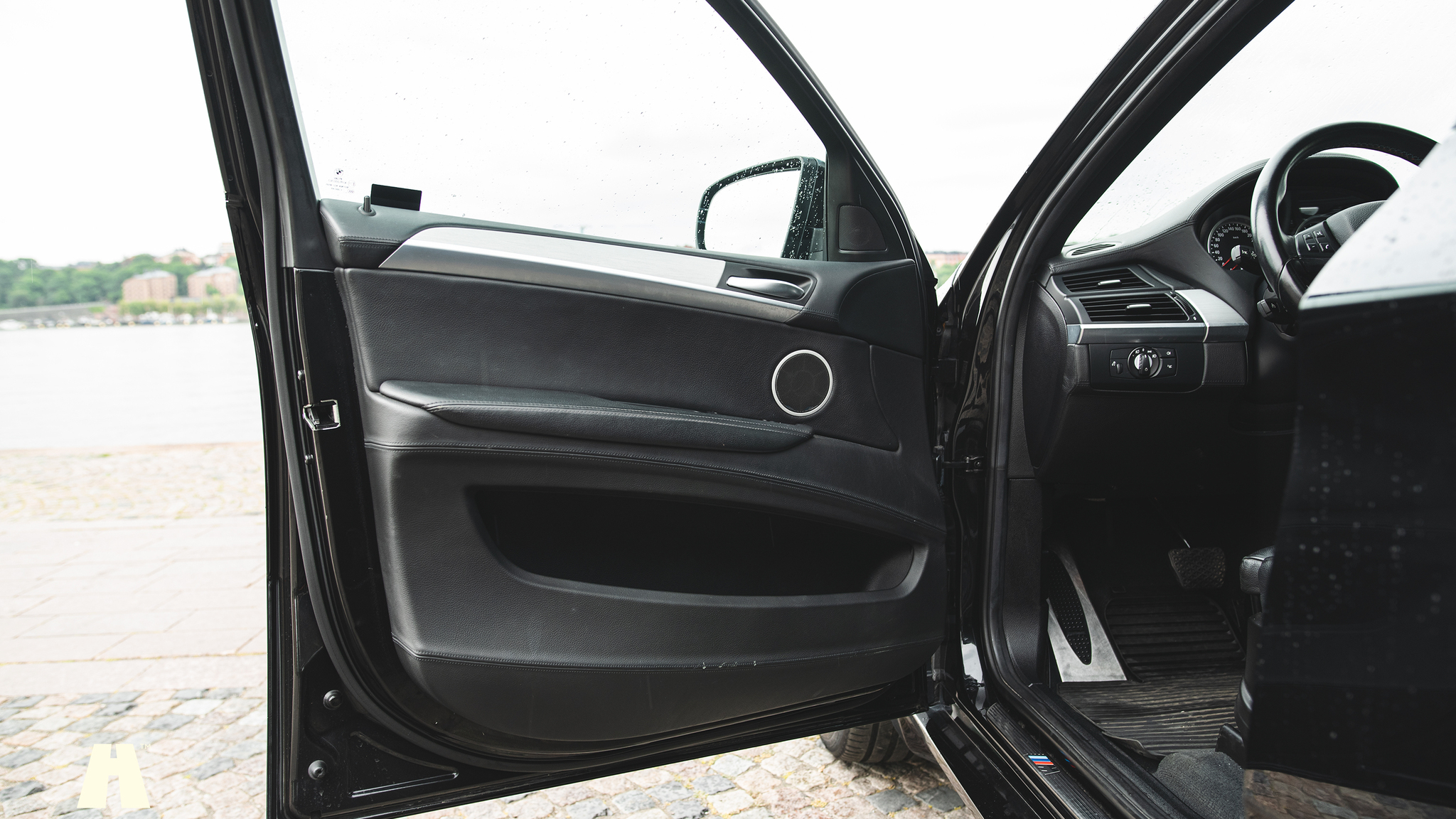 Innenraumfoto von 2010 BMW X6 M Ferrita 555HK (54)