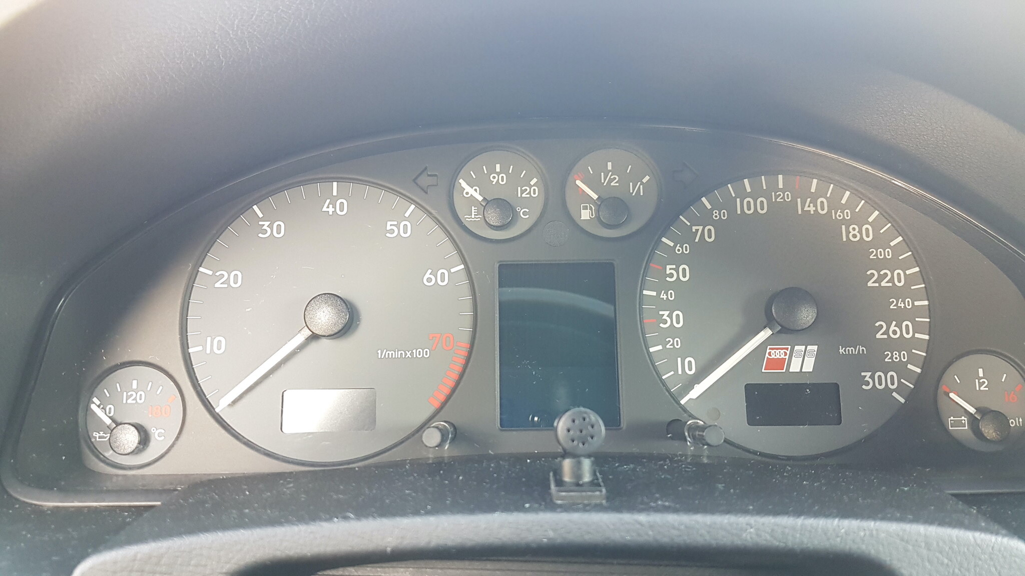 Innenraumfoto von 2000 Audi S6 Avant