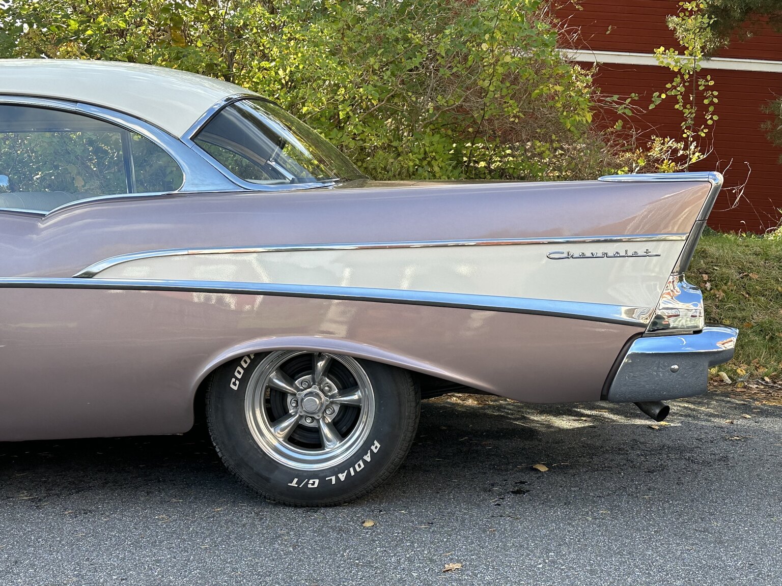 Exteriörbild på 1957 Chevrolet Two-Ten Restomod (62)