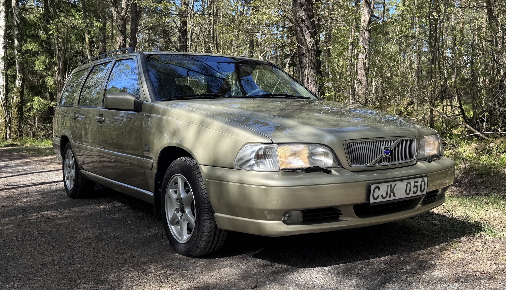 Exterior image of 1999 Volvo V70 2.5