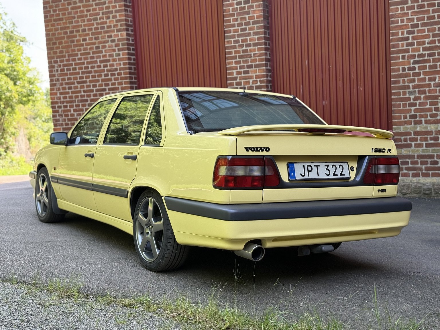 Exterior image of 1995 Volvo 850 T-5R
