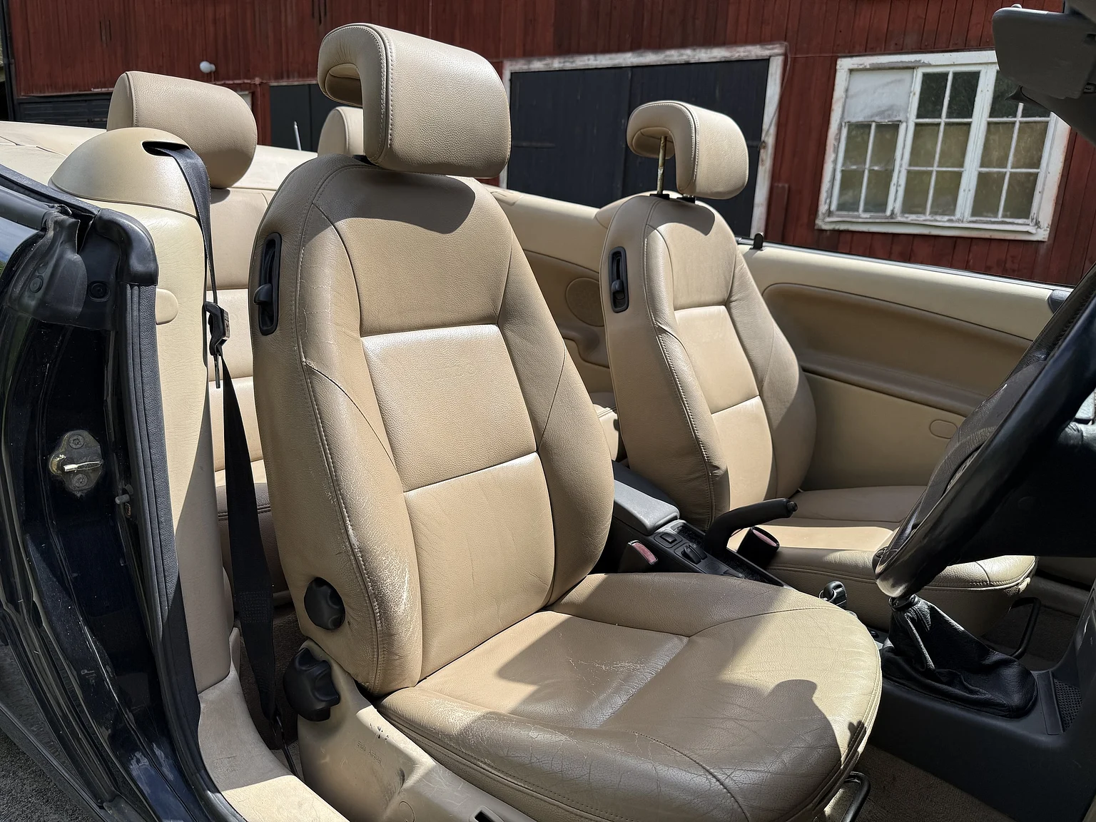 Interior image of 2002 Saab 9-3 2.0T SE Convertible – NO RESERVE (43)