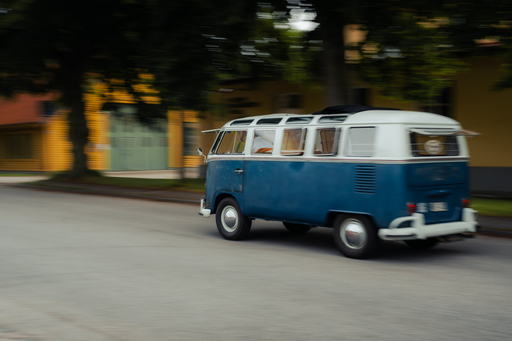 Exterior image of 1964 Volkswagen Kleinbus Transporter 1500 Deluxe “21-fönsters Samba”