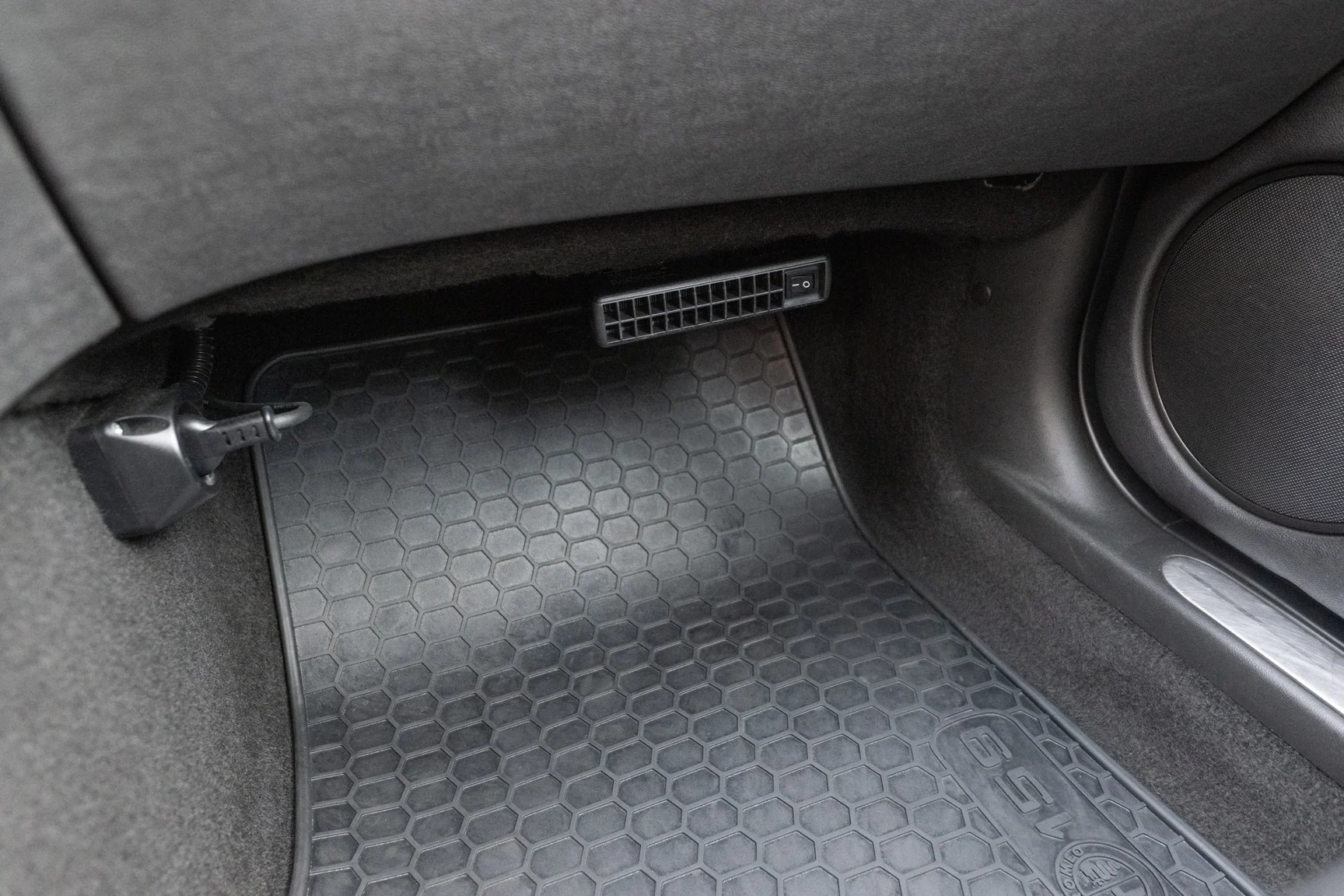 Innenraumfoto von 2008 Alfa Romeo 159 Q4 Sportwagon (52)