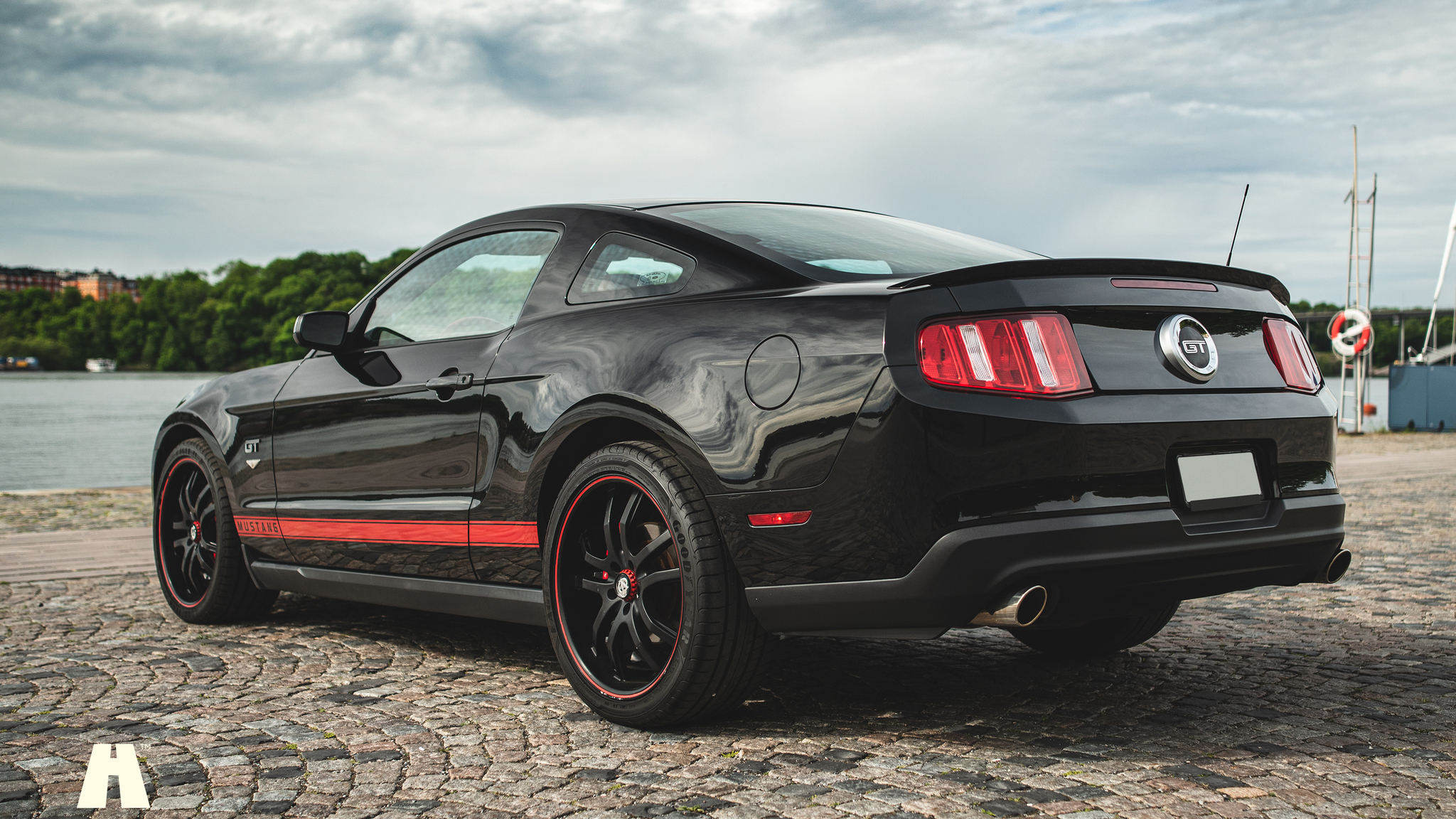 Exterior image of 2010 Ford Mustang GT 