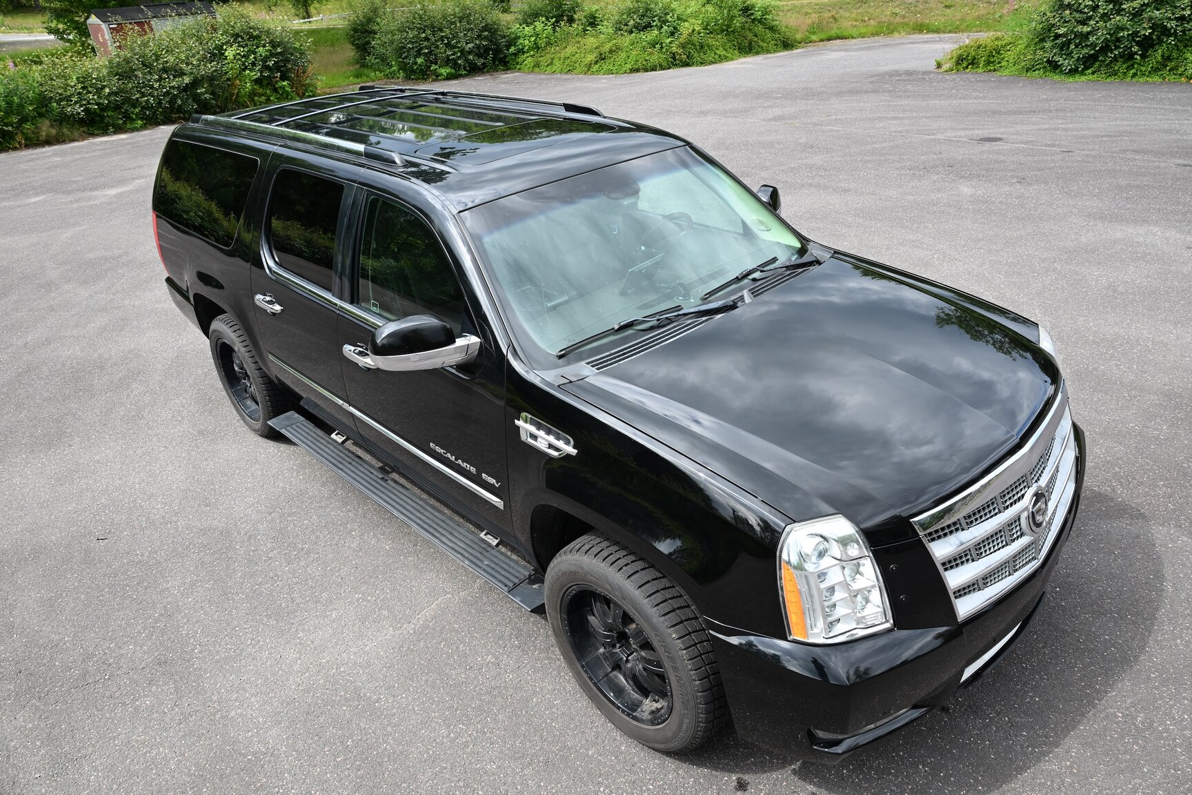 Exterior image of 2010 Cadillac Escalade ESV 6.2 Flexfuel