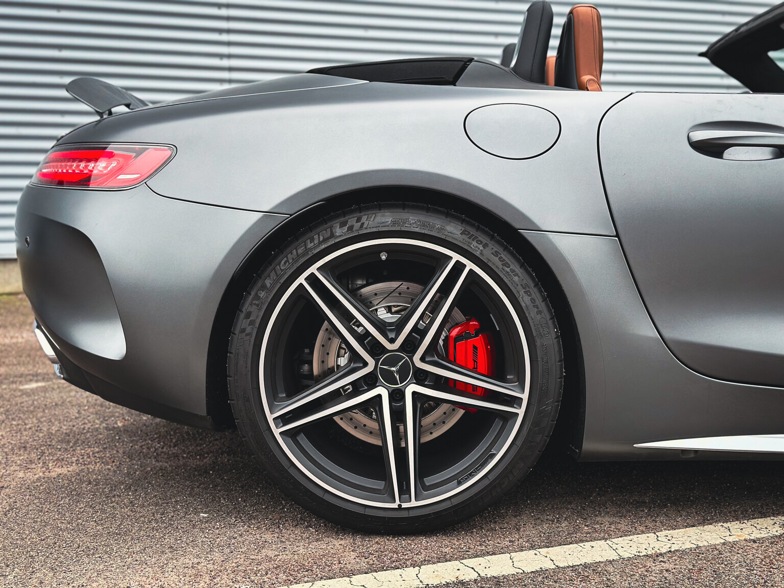 Exteriörbild på 2018 Mercedes Benz AMG GT C (60)