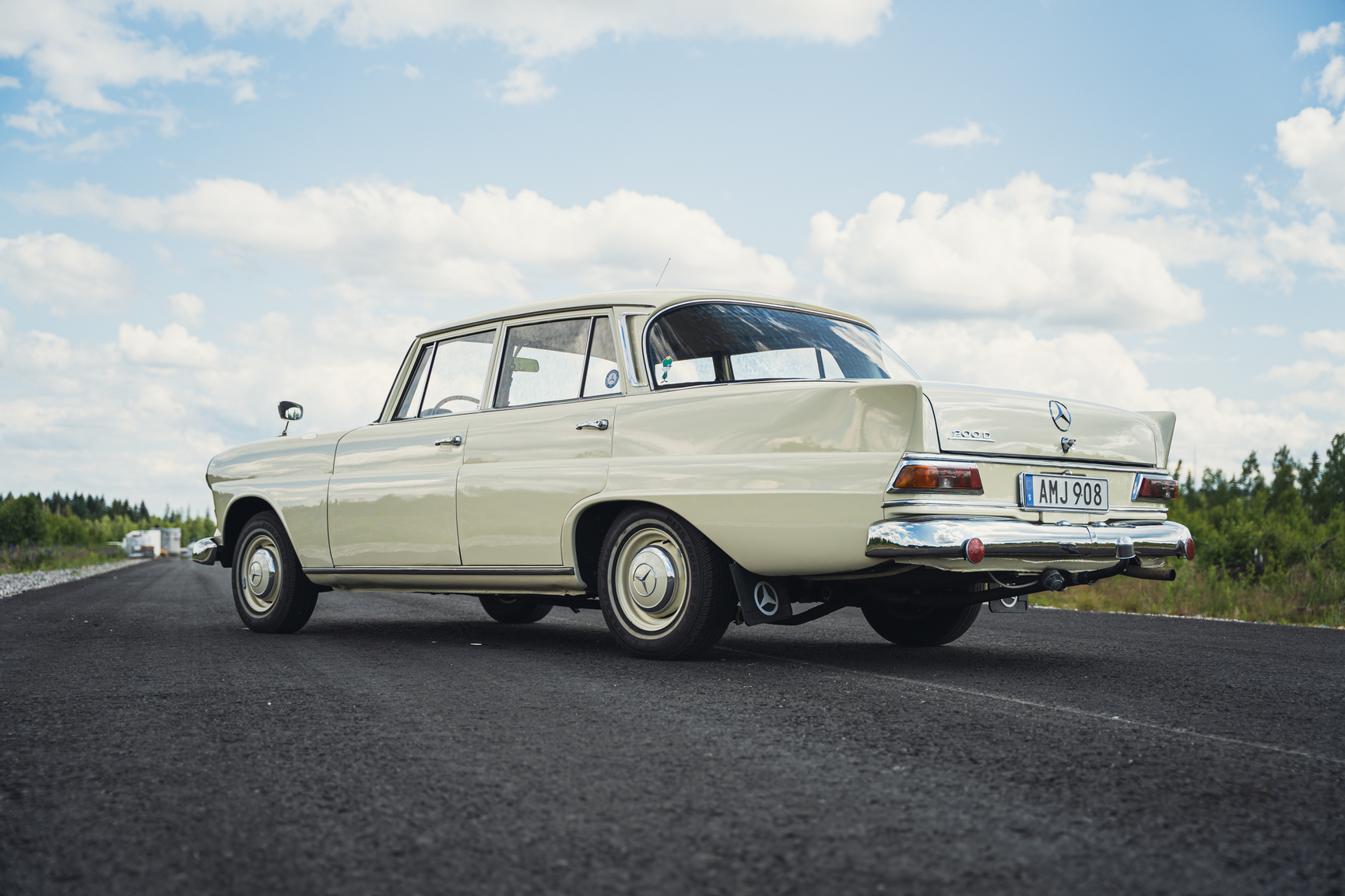 Exteriörbild på 1966 Mercedes-Benz 200 D "Heckflosse"