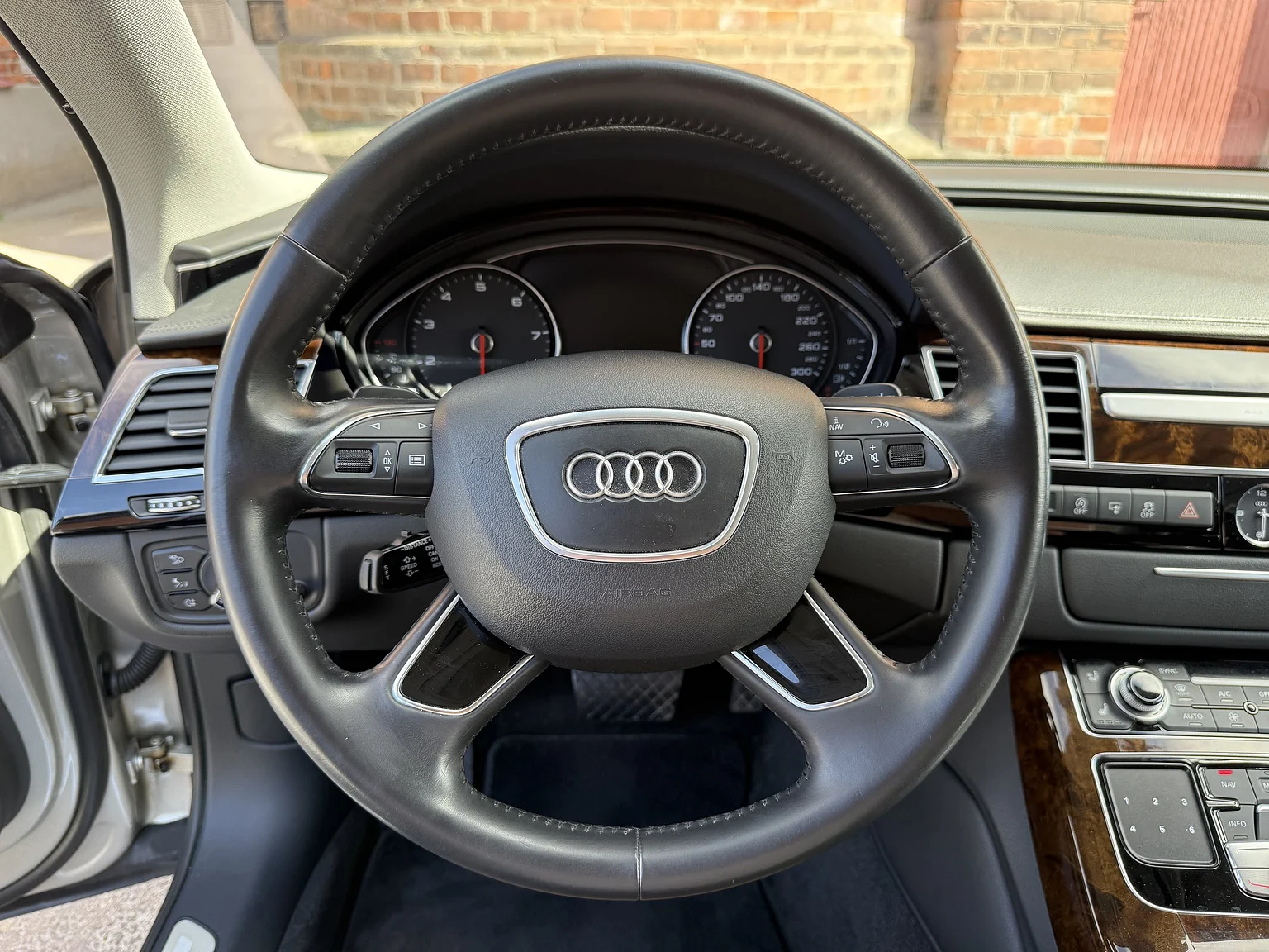 Innenraumfoto von 2014 Audi A8 4.0 TFSI (29)