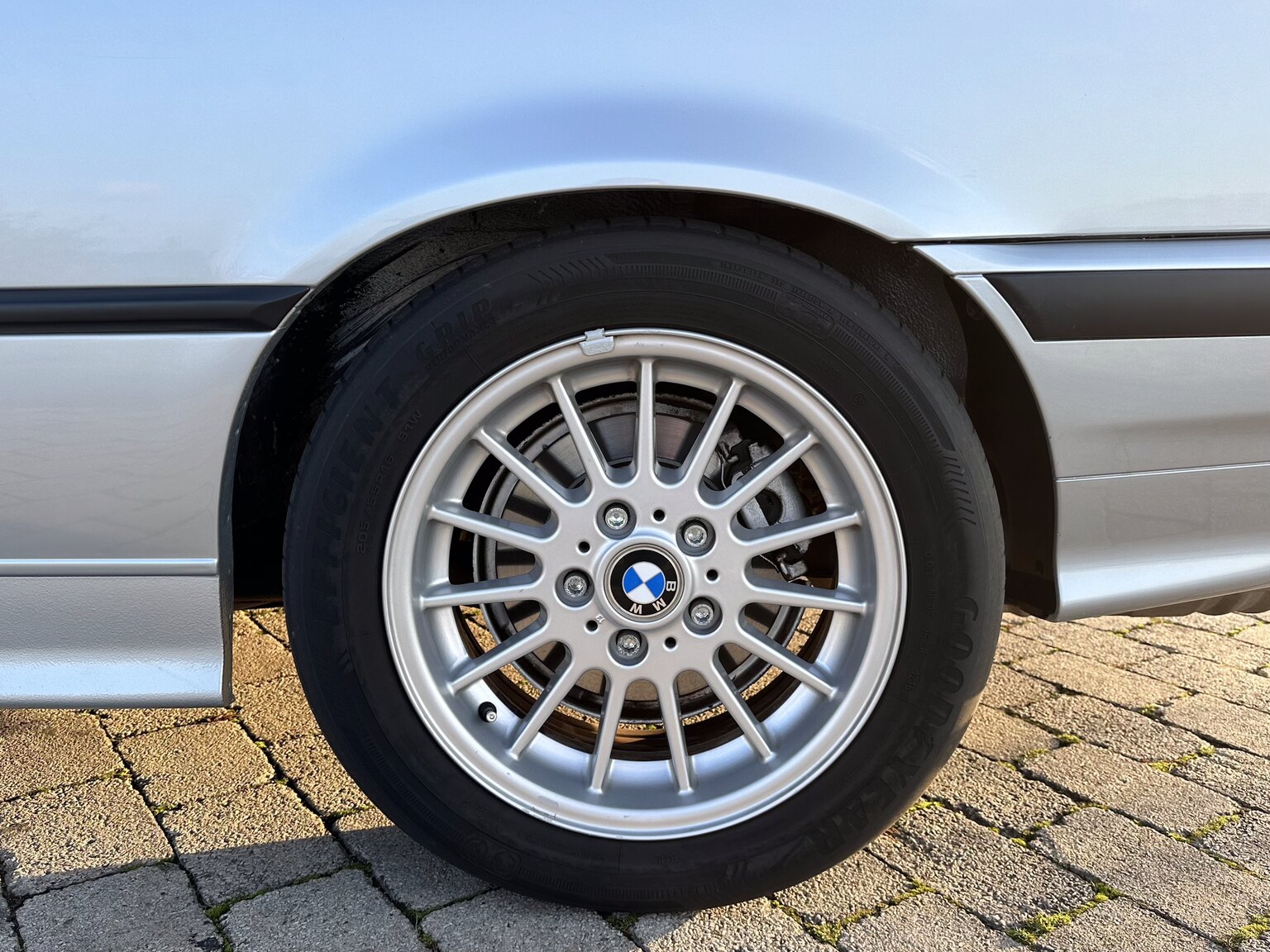 Exterior image of 1993 BMW 325i Convertible
