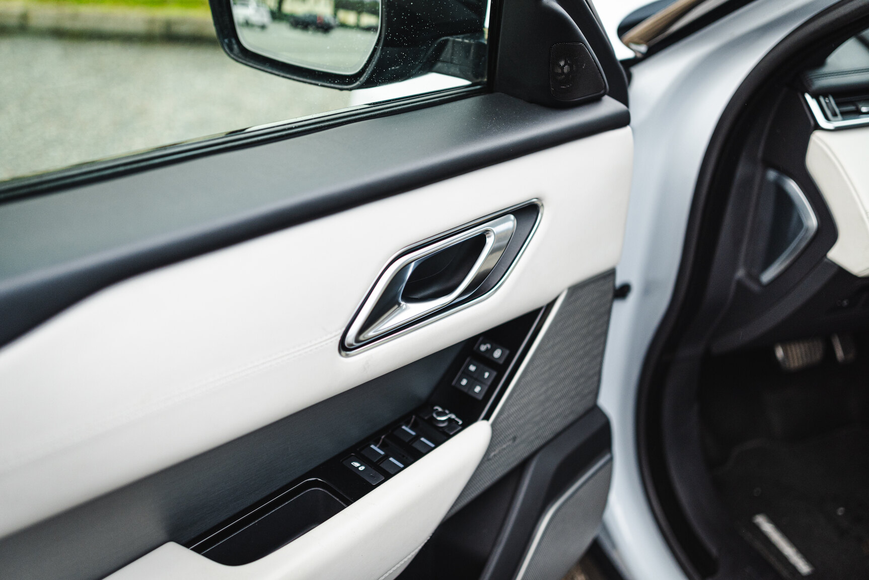 Interior image of 2018 Range Rover Velar D300 AWD HSE