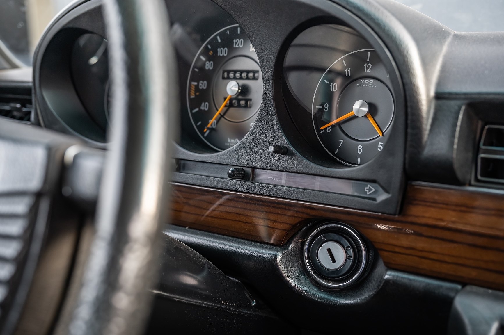 Interior image of 1975 Mercedes-Benz 280 SE 