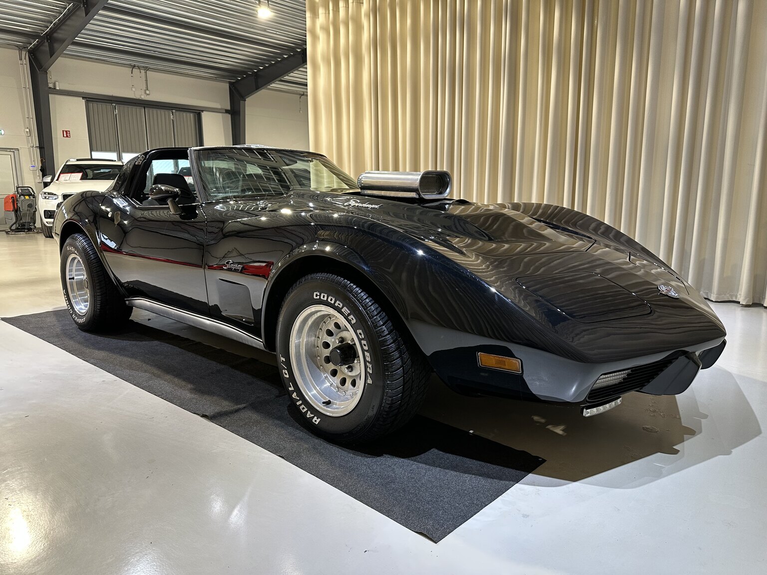 Exterior image of 1975 Chevrolet Corvette Stingray 