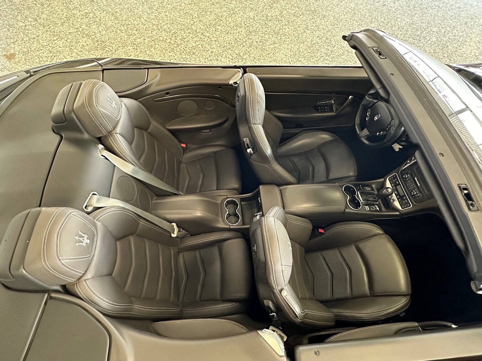 Interiörbild 2016 Maserati Grancabrio (1)