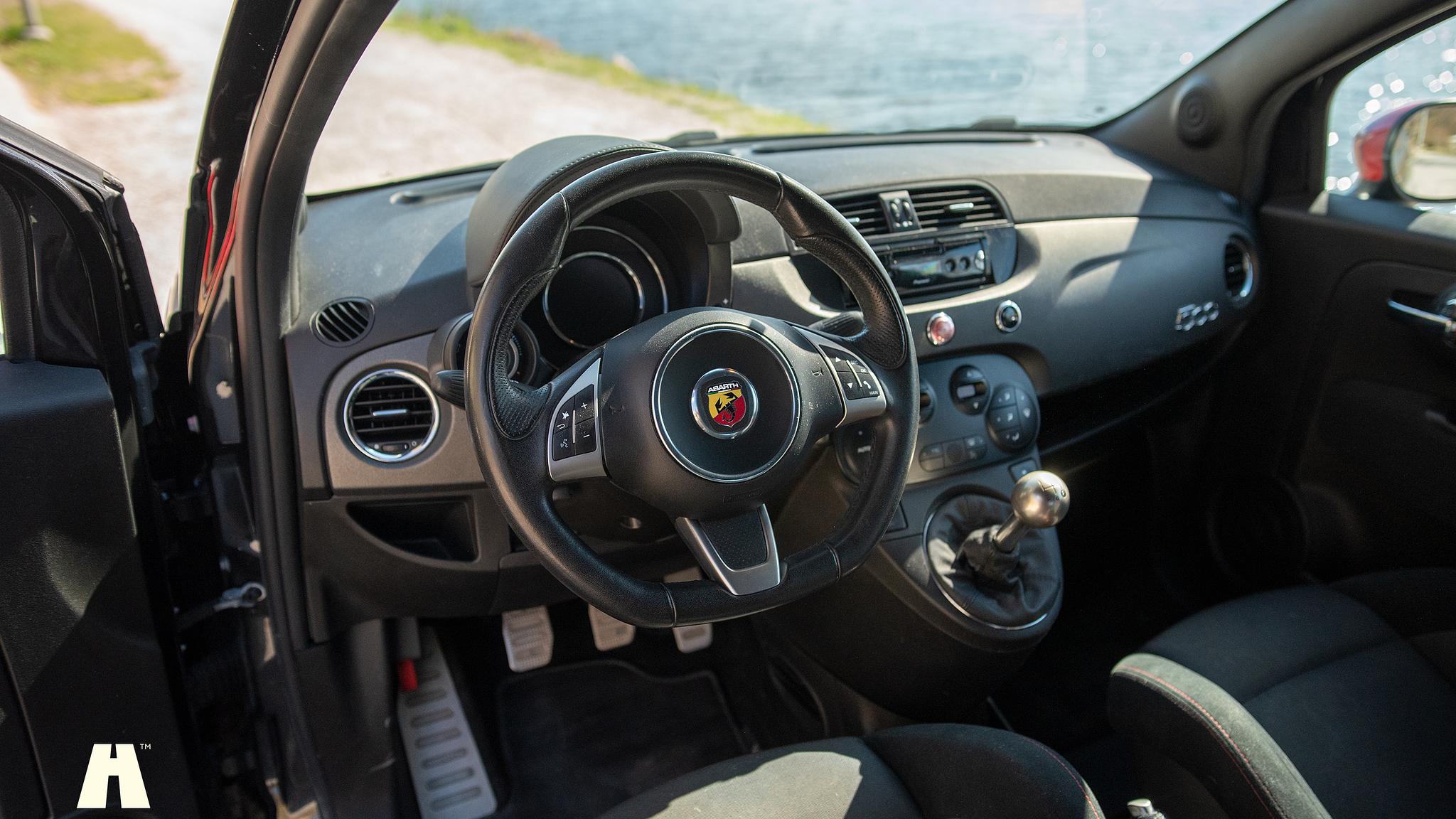 Innenraumfoto von 2016 Abarth 595 Competizione (2)