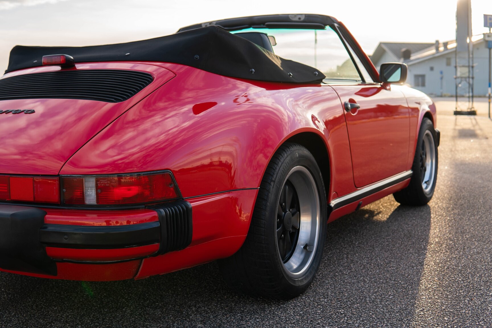 Exteriörbild på 1987 Porsche 911 Carrera Cab 3.2