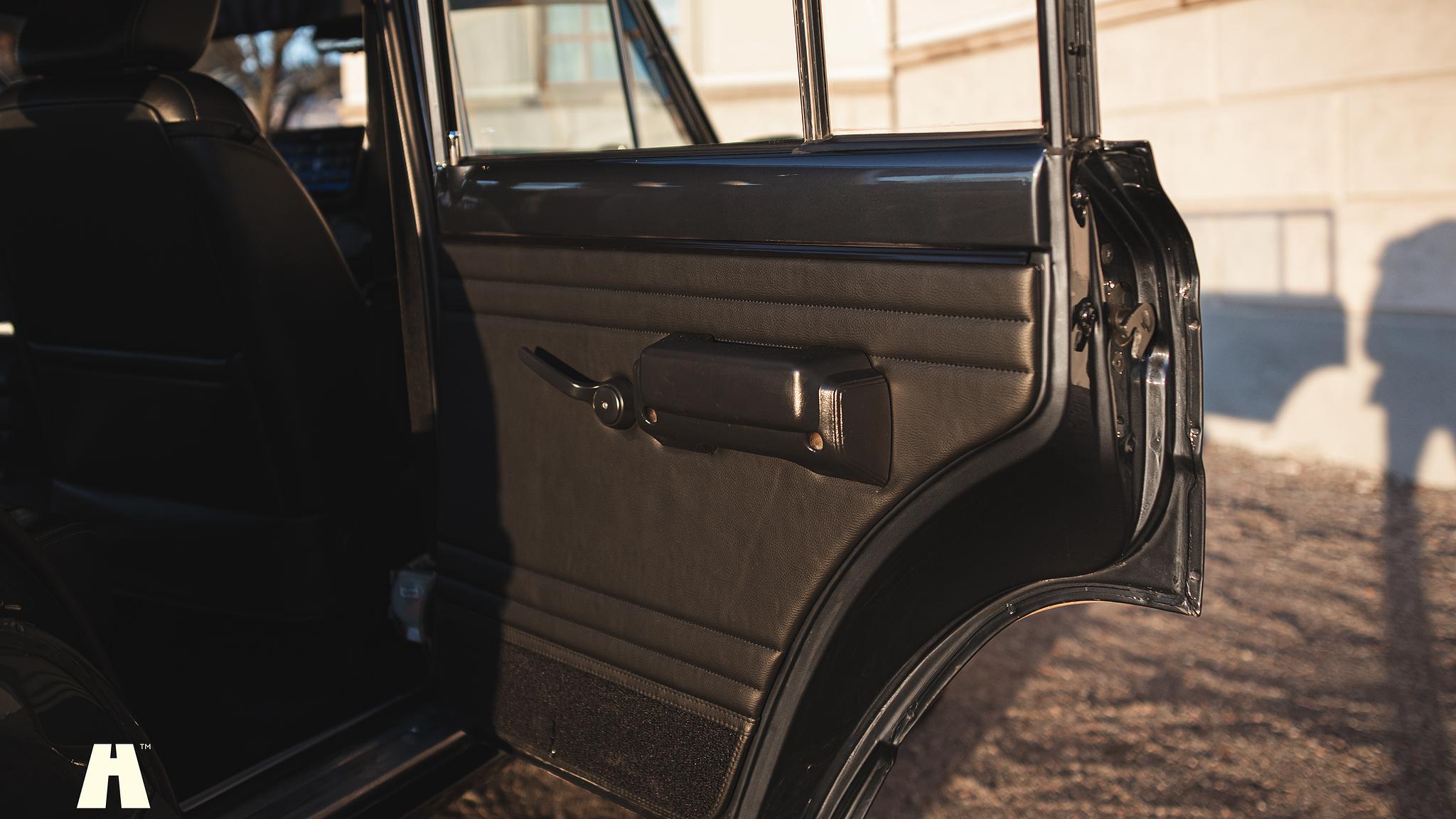 Innenraumfoto von 2015 Woodland Restomod Grand Wagoneer #002 Euro 6