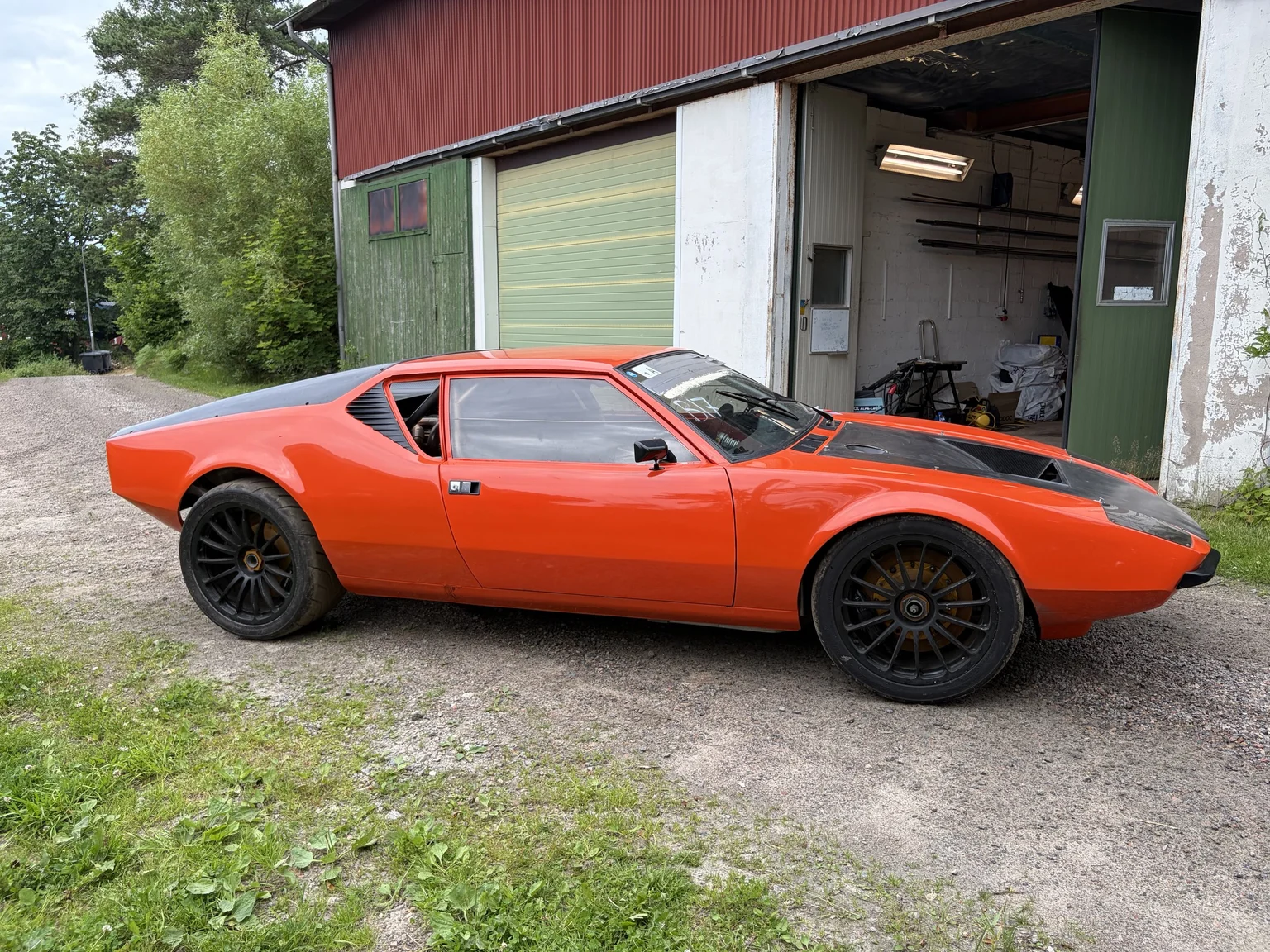 Exteriörbild på 1972 De Tomaso Pantera LS Restomod (48)