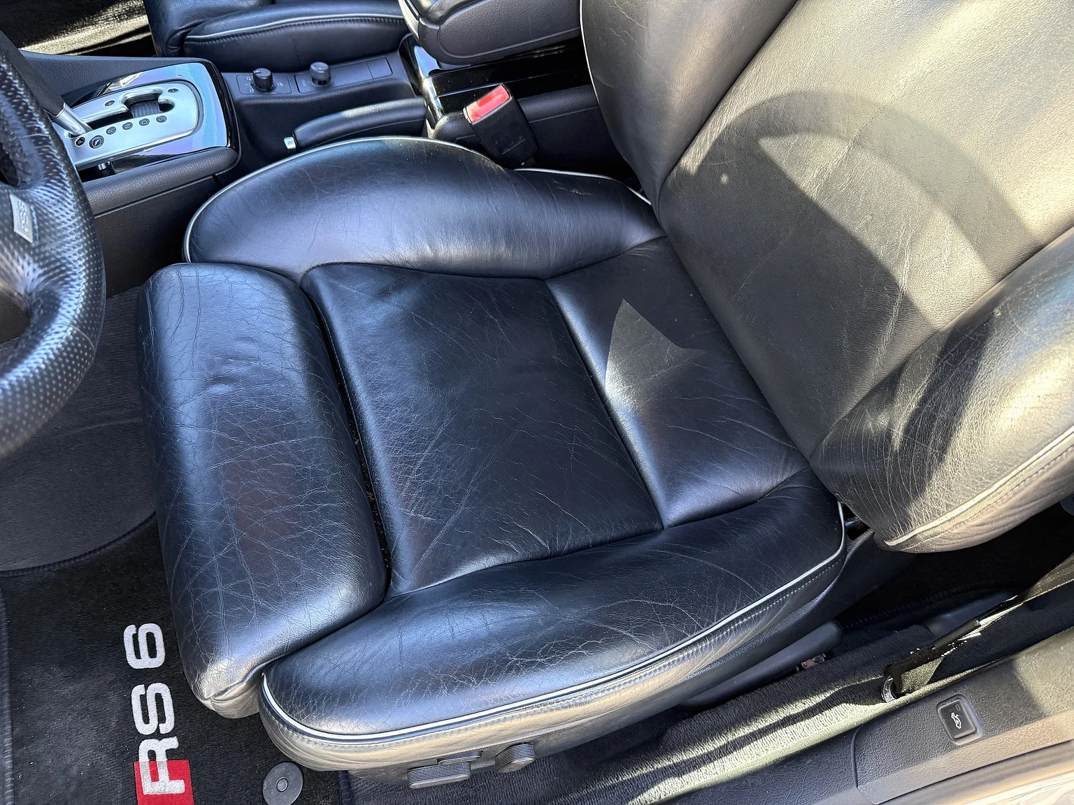 Interior image of 2002 Audi RS 6 Avant (34)