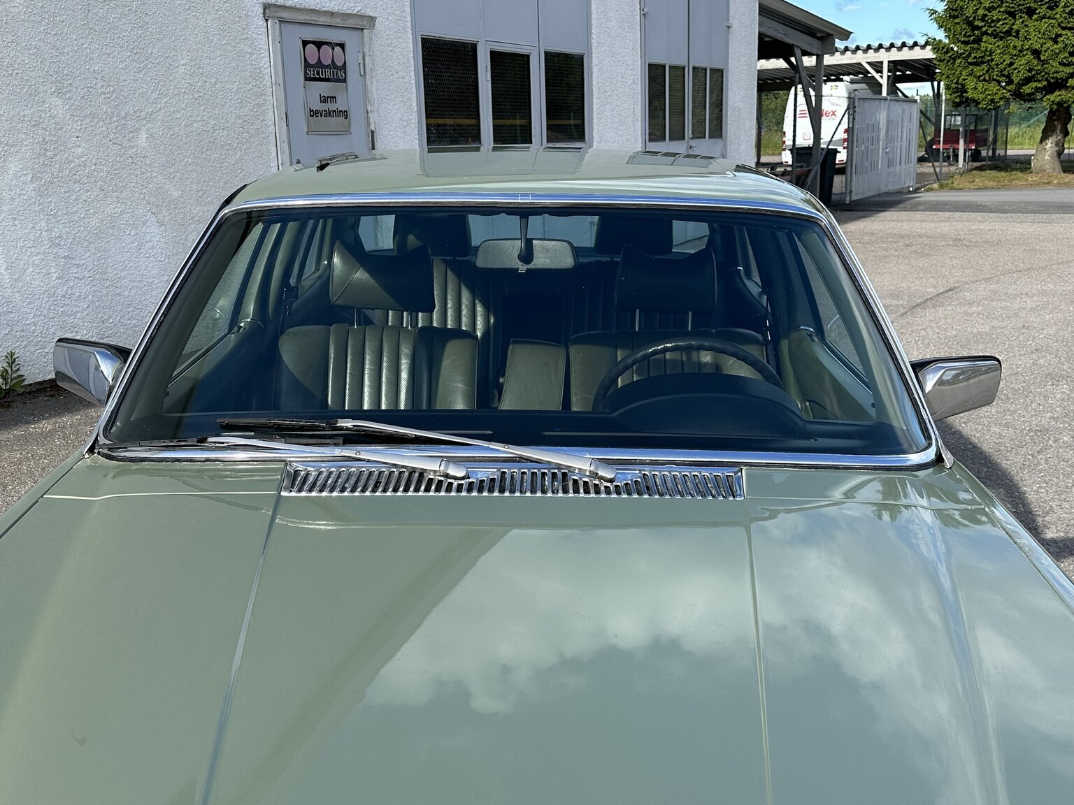 Exterior image of 1975 Mercedes Benz 450 SEL (21)