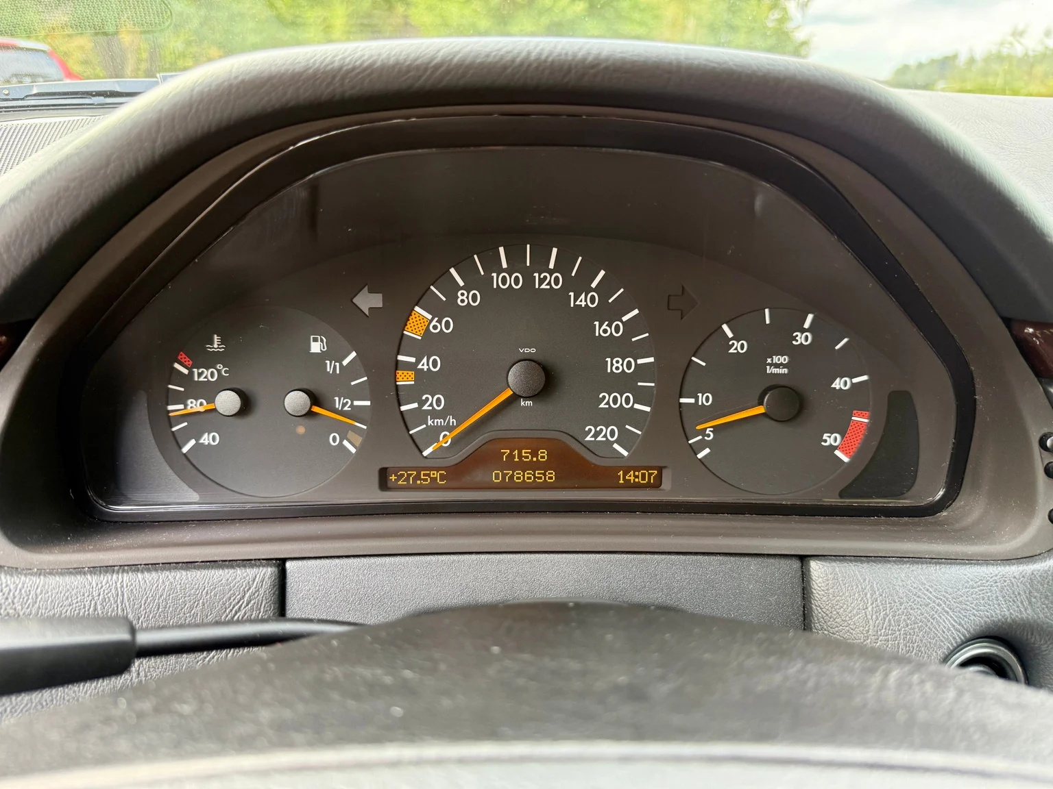 Innenraumfoto von 1997 Mercedes-Benz E 290 TD (13)