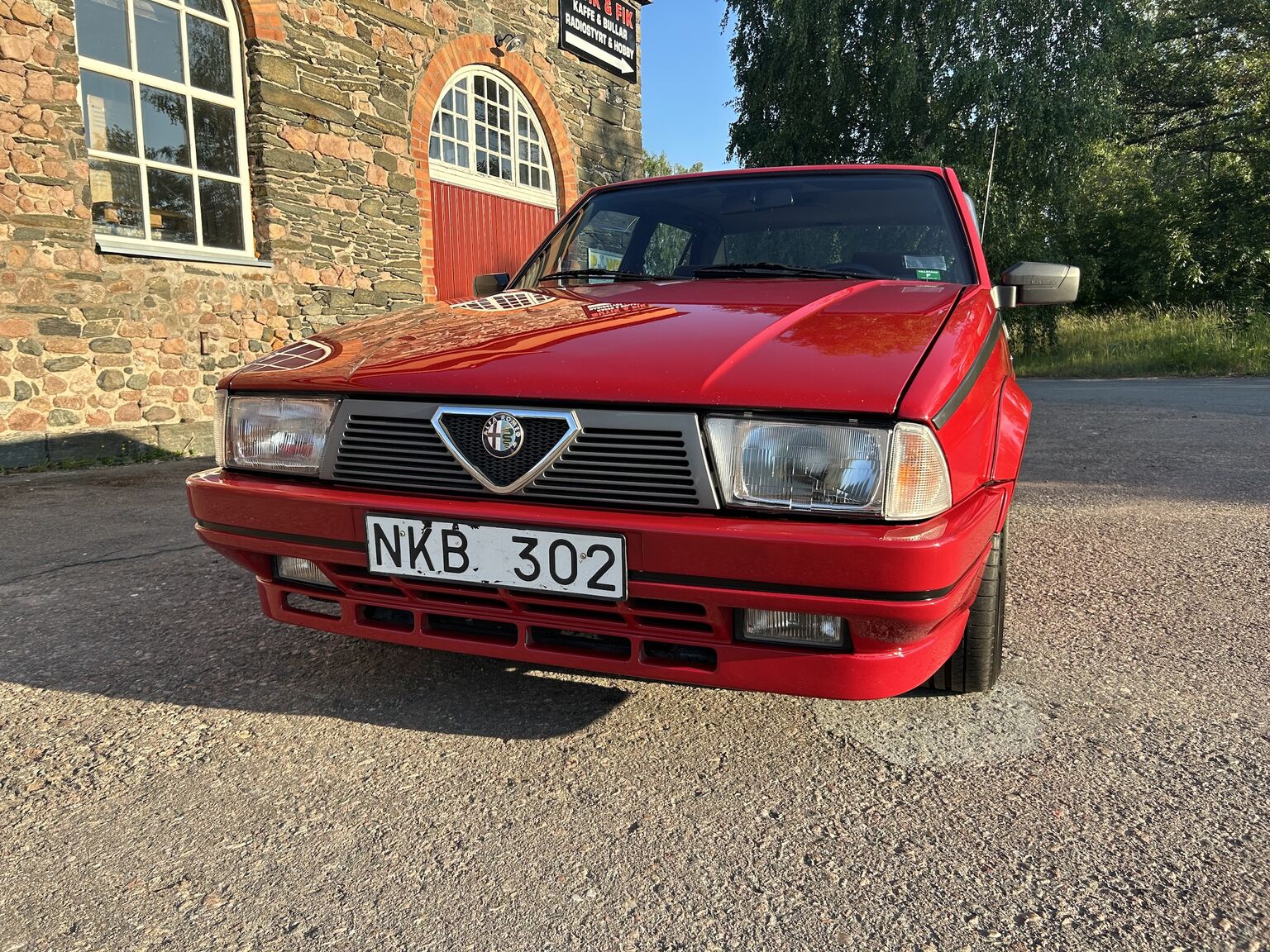 Exterior image of 1988 Alfa Romeo 75 (6)